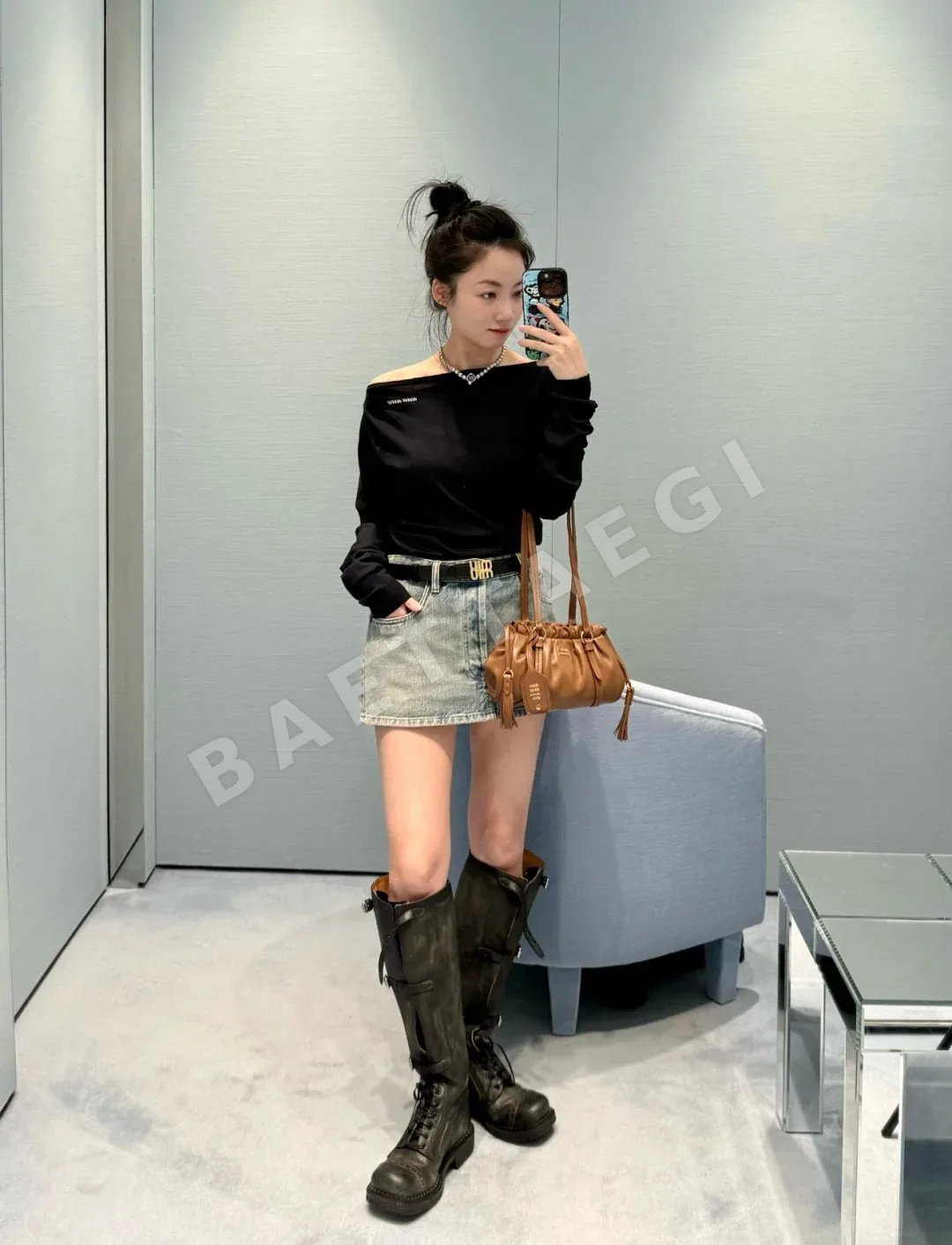 미우미우 에나멜 M자 다이아몬드 장식 목걸이 상세 이미지 2