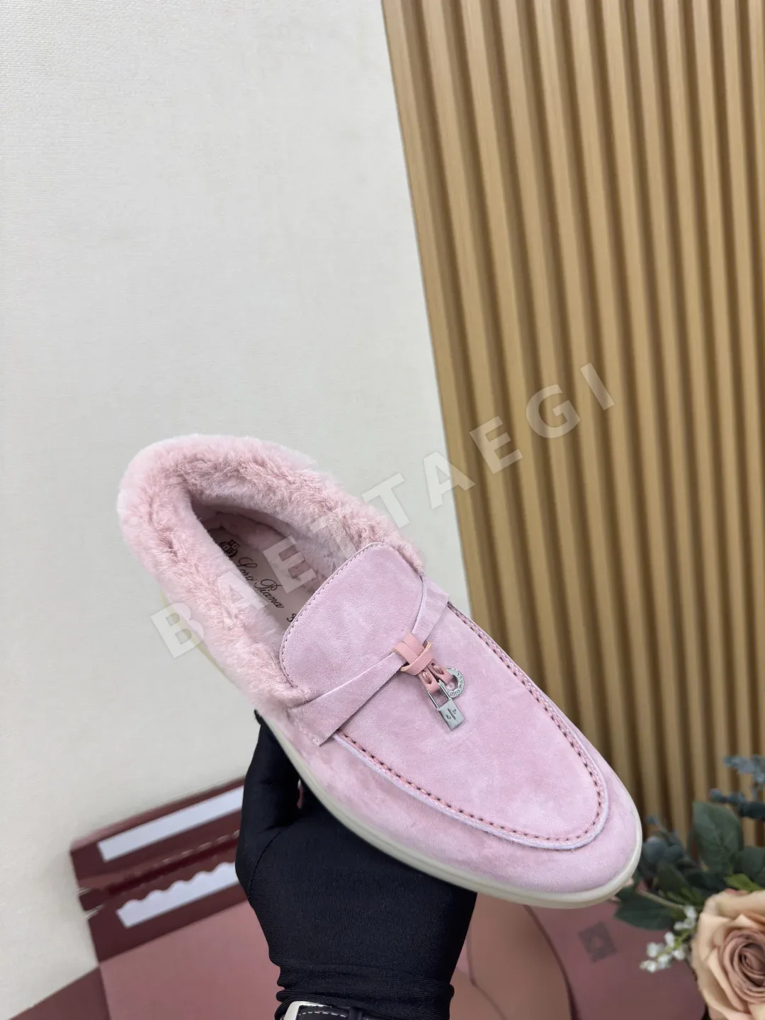 로로피아나 비버 퍼 안감 로우컷 신발 상세 이미지 9