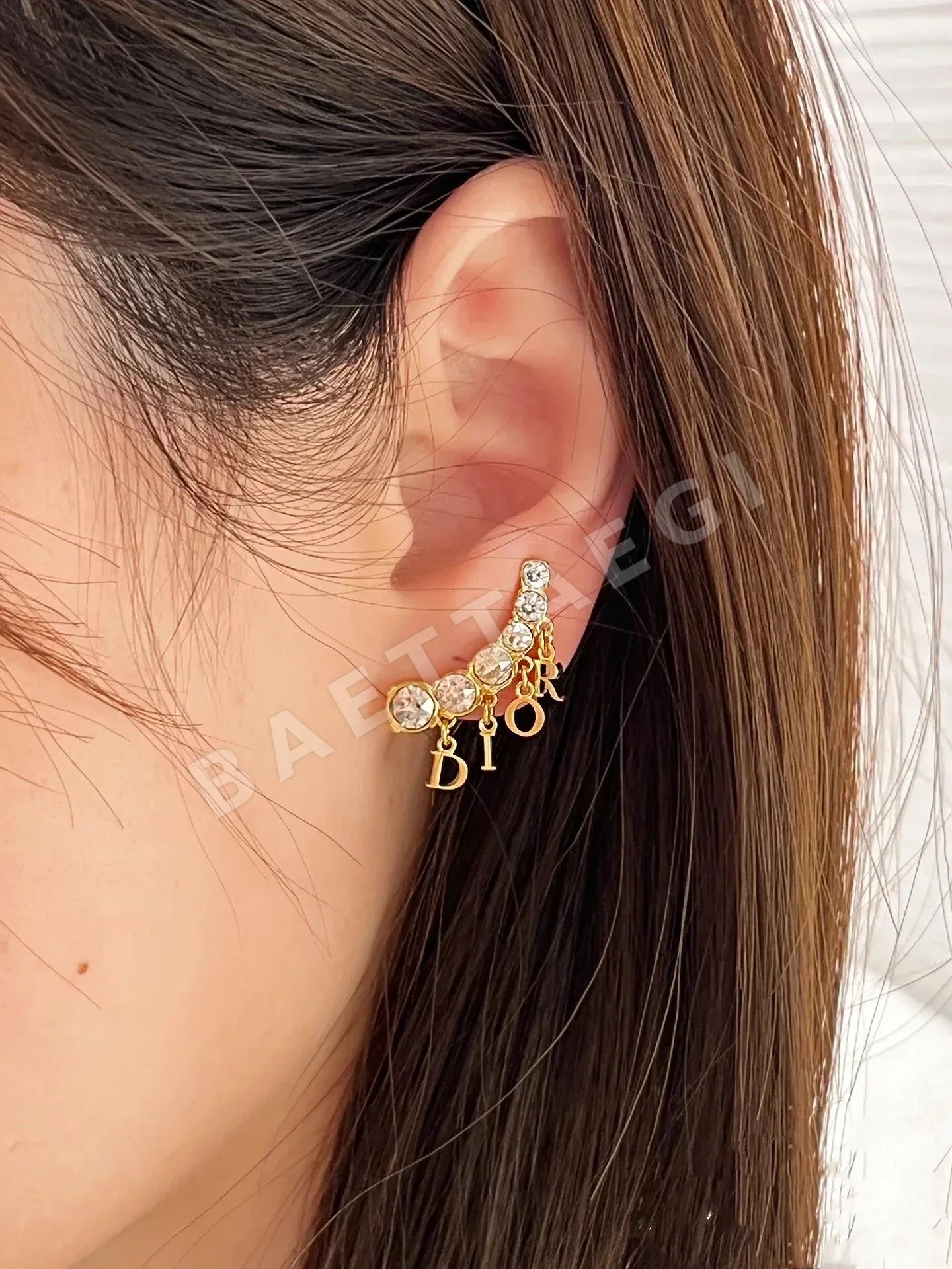 디올 라인스톤 태슬 레터 귀걸이 상세 이미지 9
