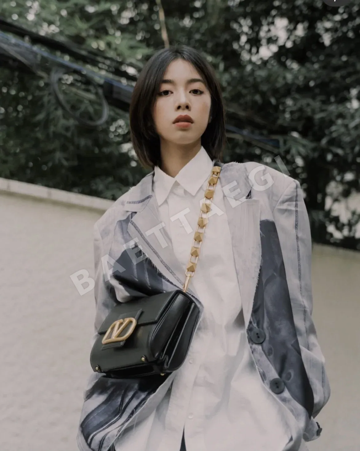 발렌티노 V로고 체인 가죽 숄더백 상세 이미지 2