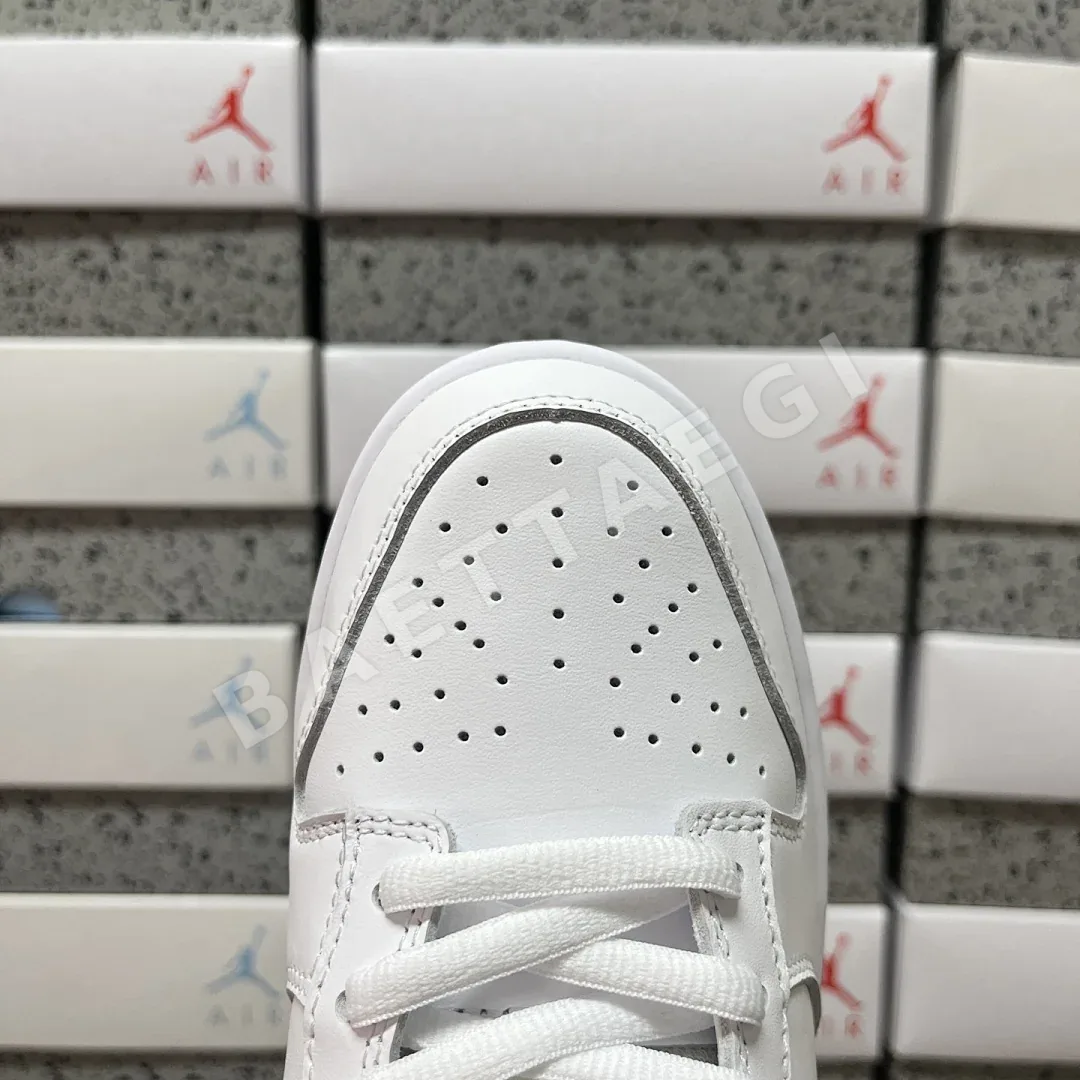 나이키 [AY] SB 덩크 로우 HQ8487-100 201034 Nike SB Dunk Low Supreme 94 White Metallic 상세 이미지 6