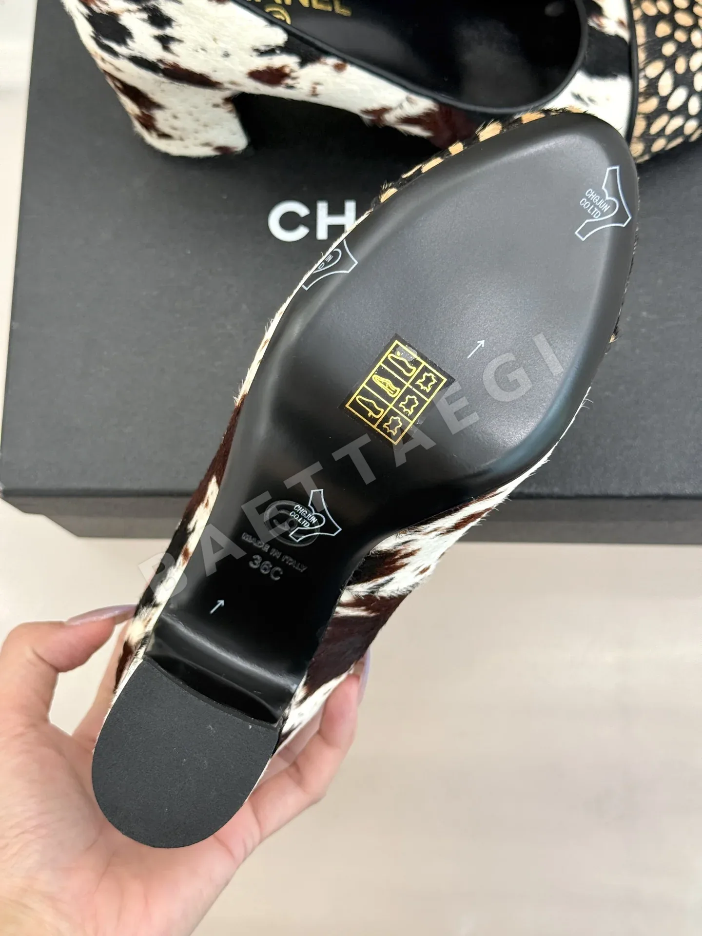 샤넬 더블 C 메탈 버클 포니 헤어 샌들 상세 이미지 9