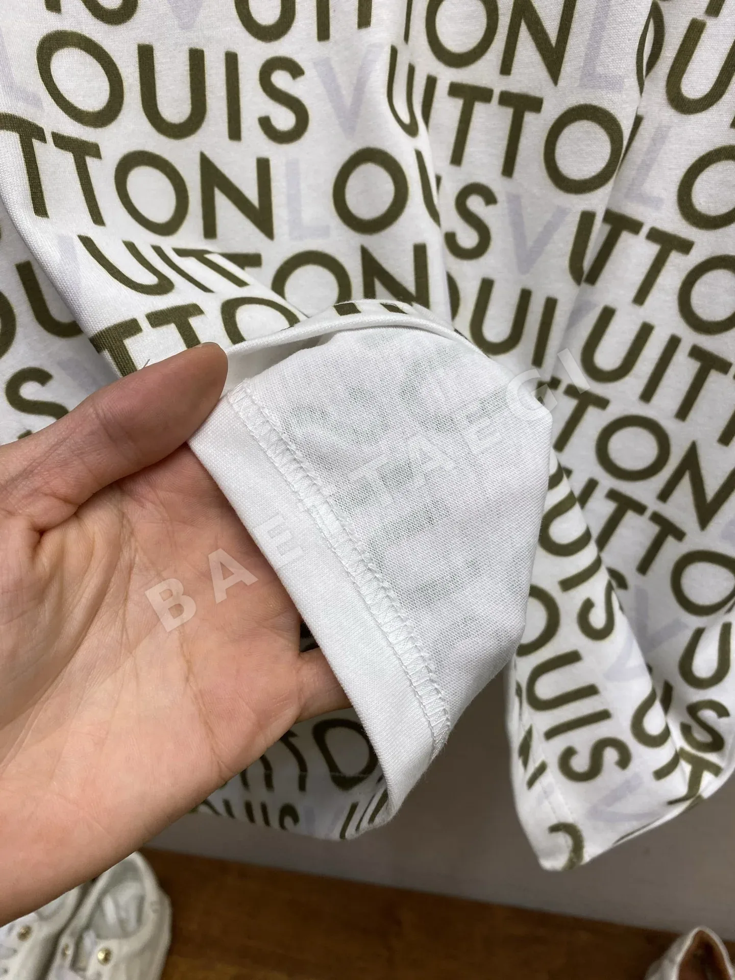 루이비통 Ouis 프린트 반팔 티셔츠 상세 이미지 6