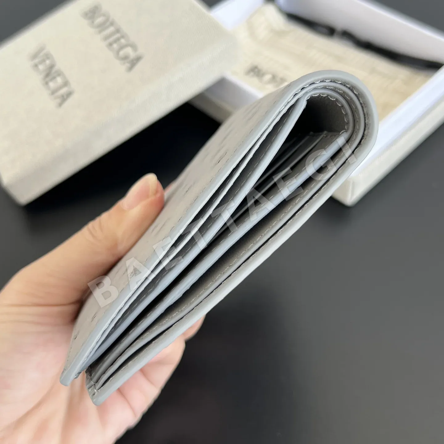 보테가베네타 타조 가죽 단지갑 상세 이미지 3