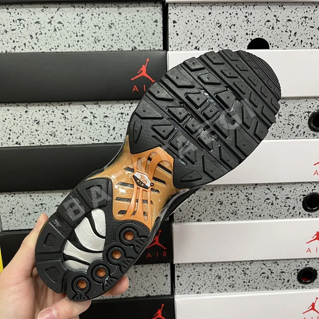 나이키 [DF] 에어 맥스 플러스 블랙 오렌지 FN6949-400 201074 Nike Air Max Plus Dark Obsidian 상세 이미지 4