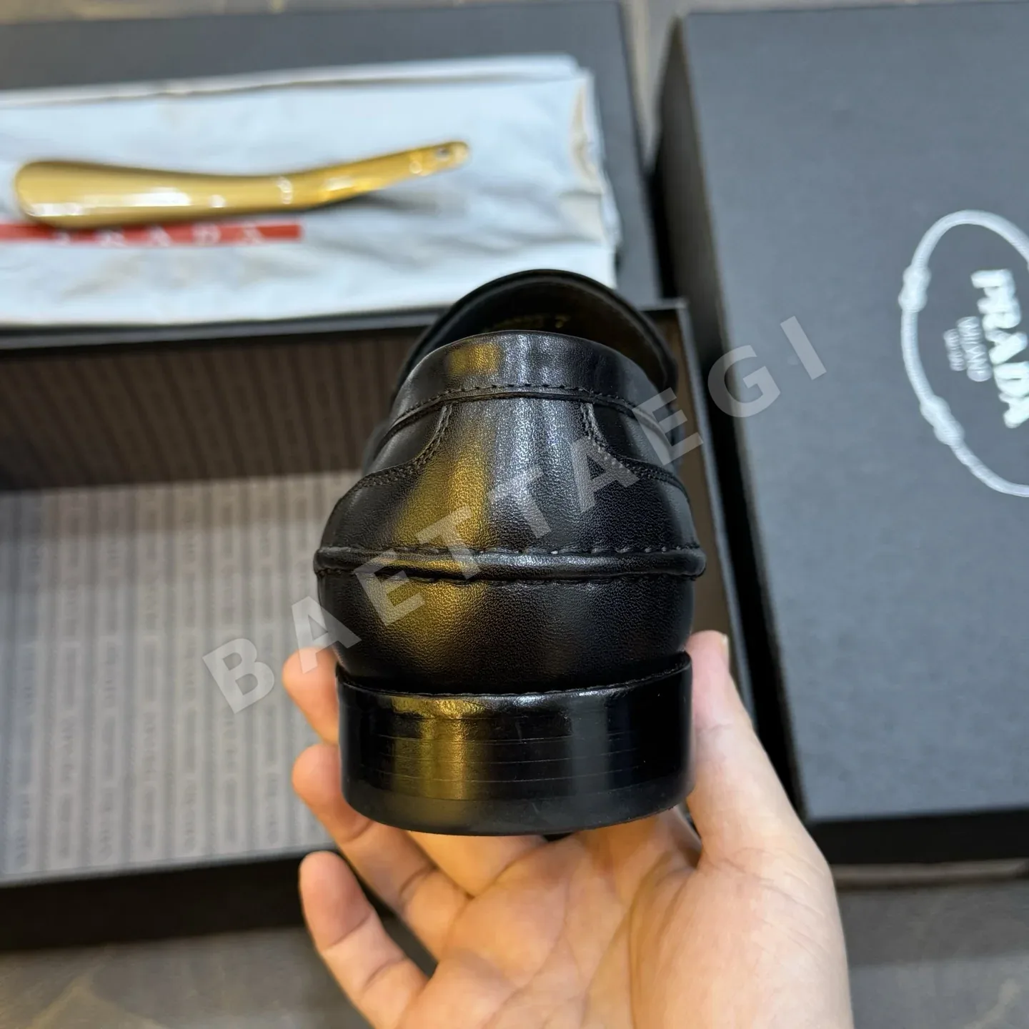 프라다 로퍼 가죽 메탈 삼각 로고 상세 이미지 8