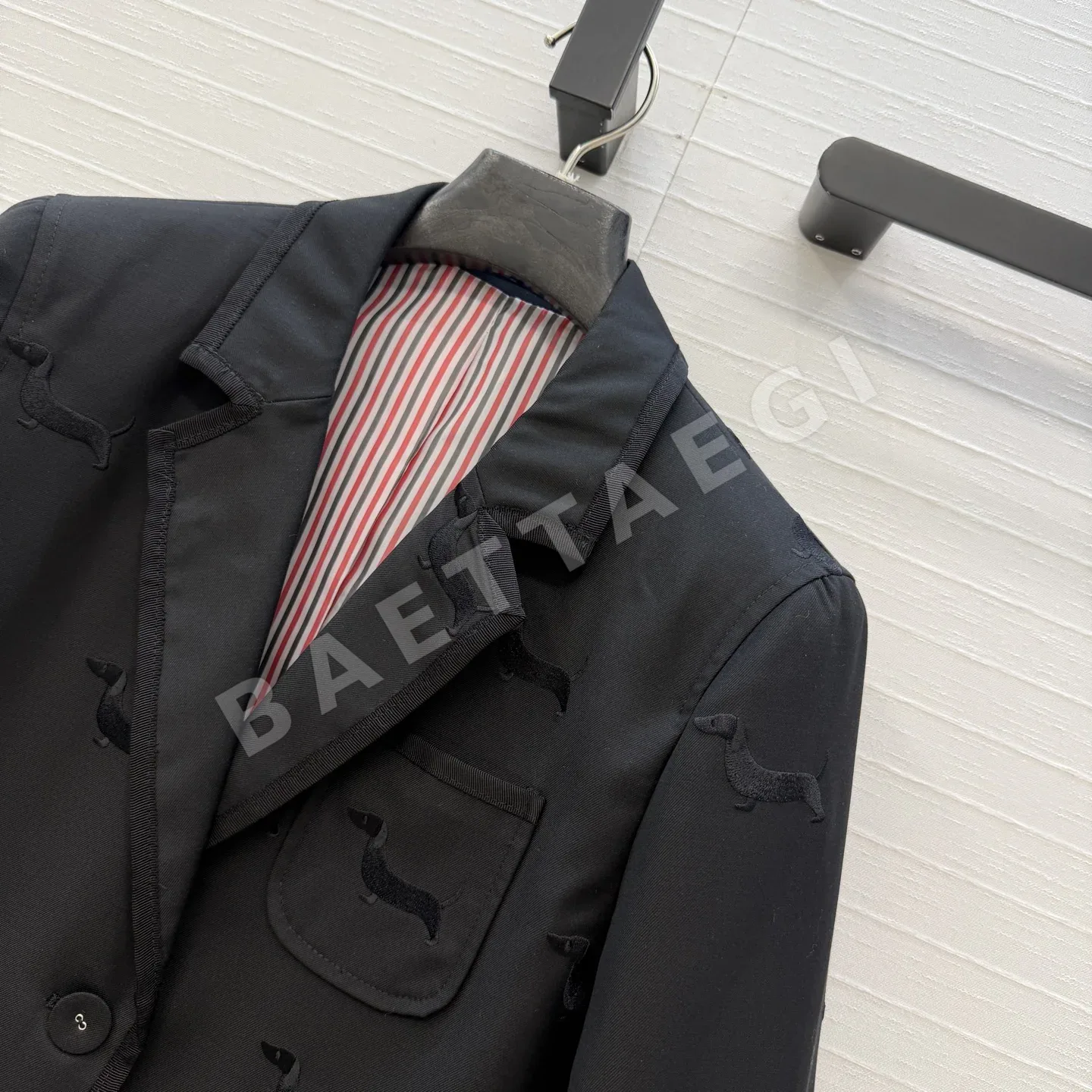 톰브라운 닥스훈트 자수 크롭 여성 자켓 상세 이미지 4