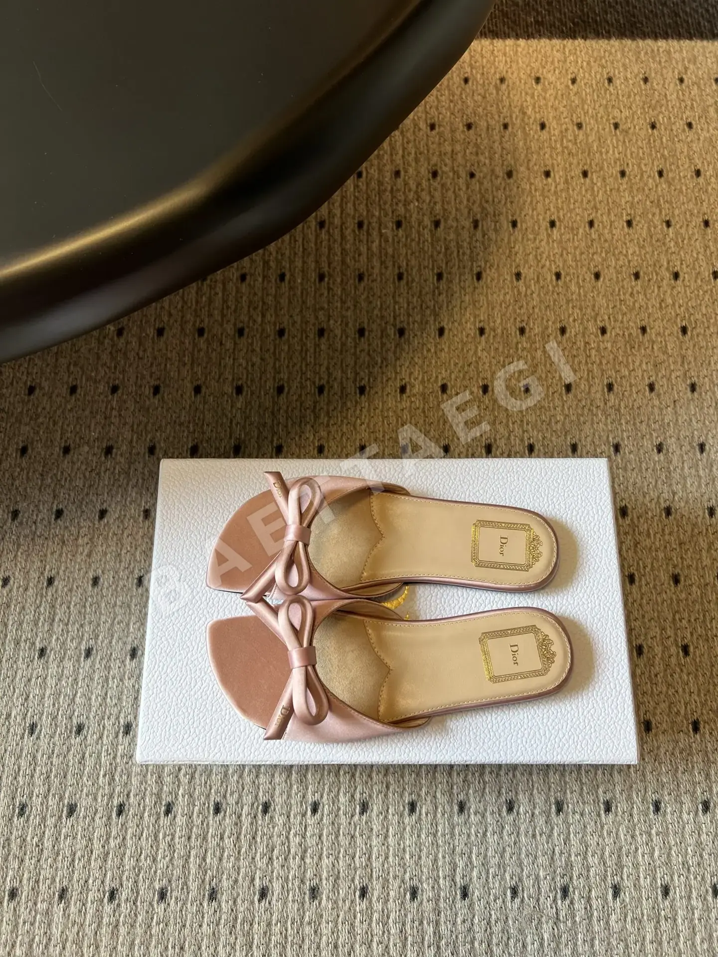 디올 리본 장식 플랫 샌들 상세 이미지 5
