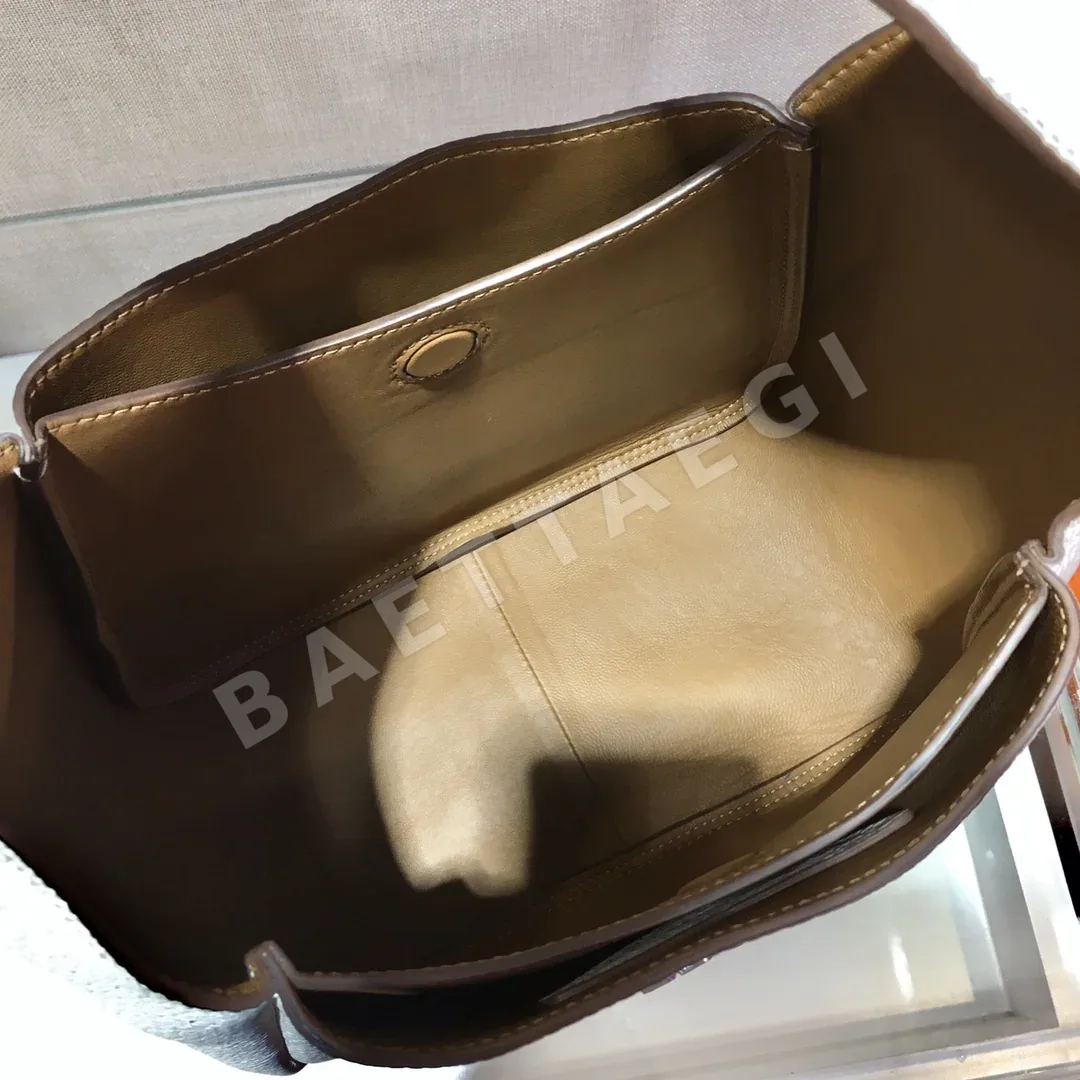 프라다 카프스킨 버킷백 1BC127 상세 이미지 8