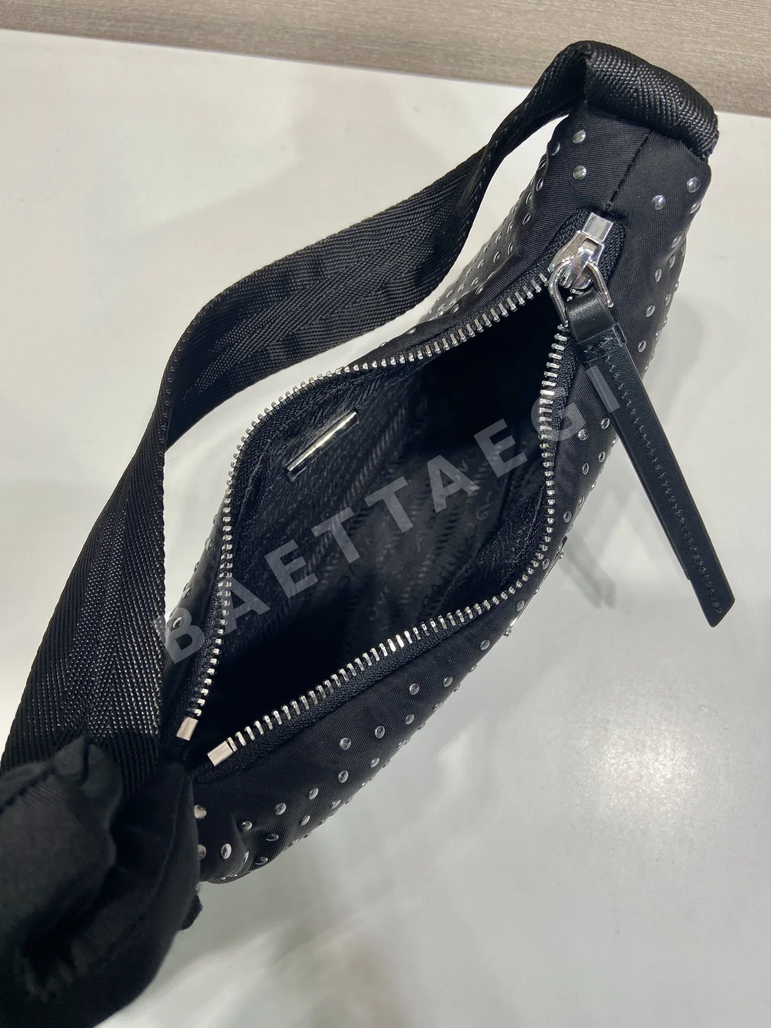 프라다 스터드 장식 나일론 호보백 1NE515 상세 이미지 8