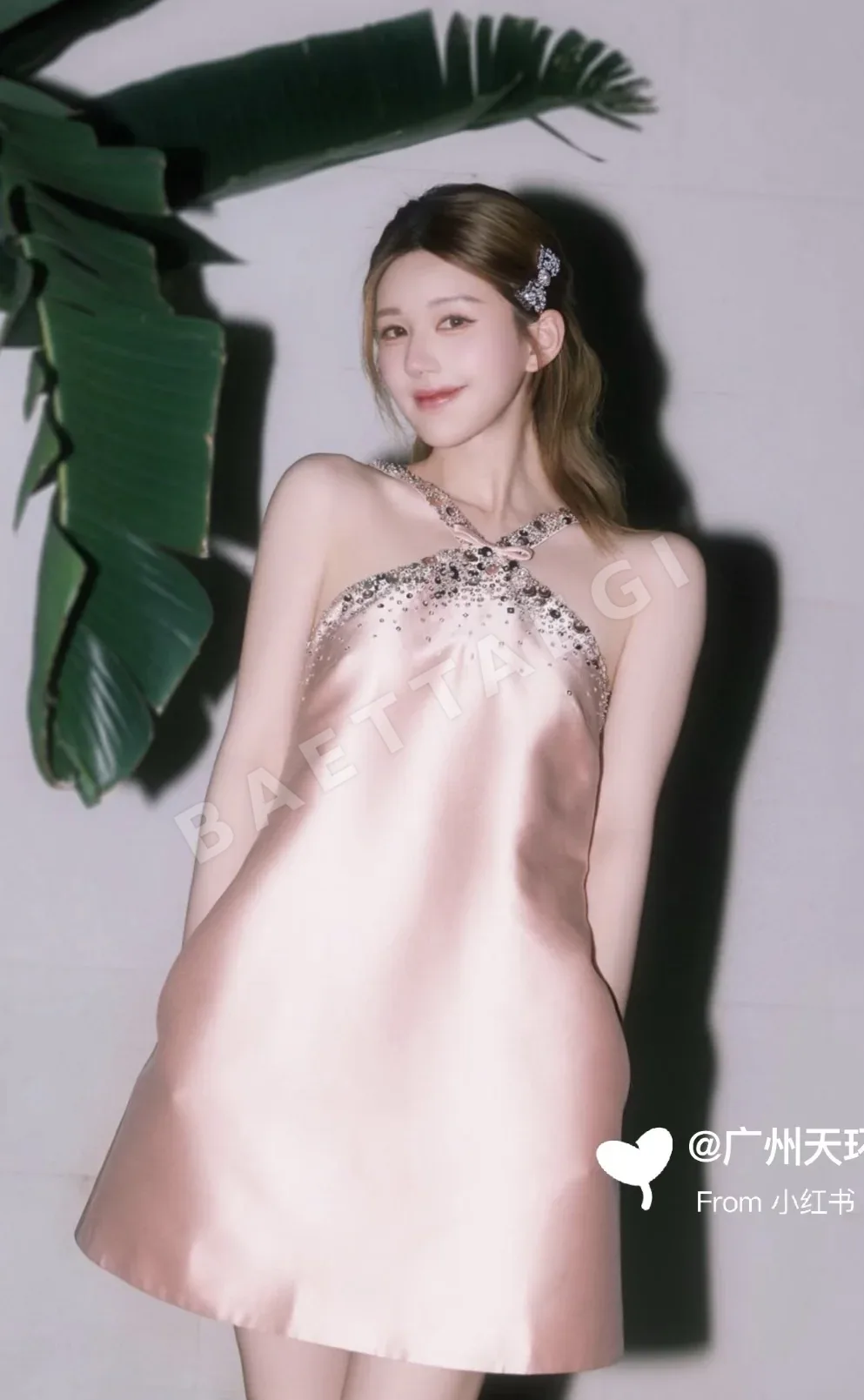 미우미우 핑크 새틴 스팽글 홀터 원피스 상세 이미지 7