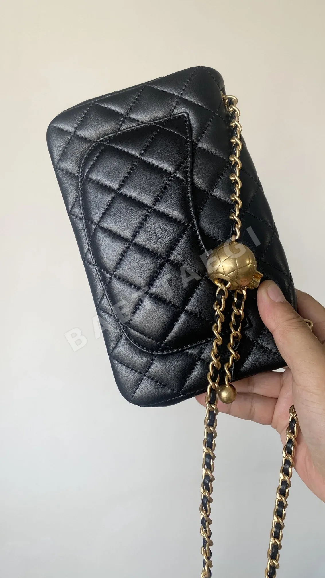 샤넬 미니 금장 장식 가방 상세 이미지 5