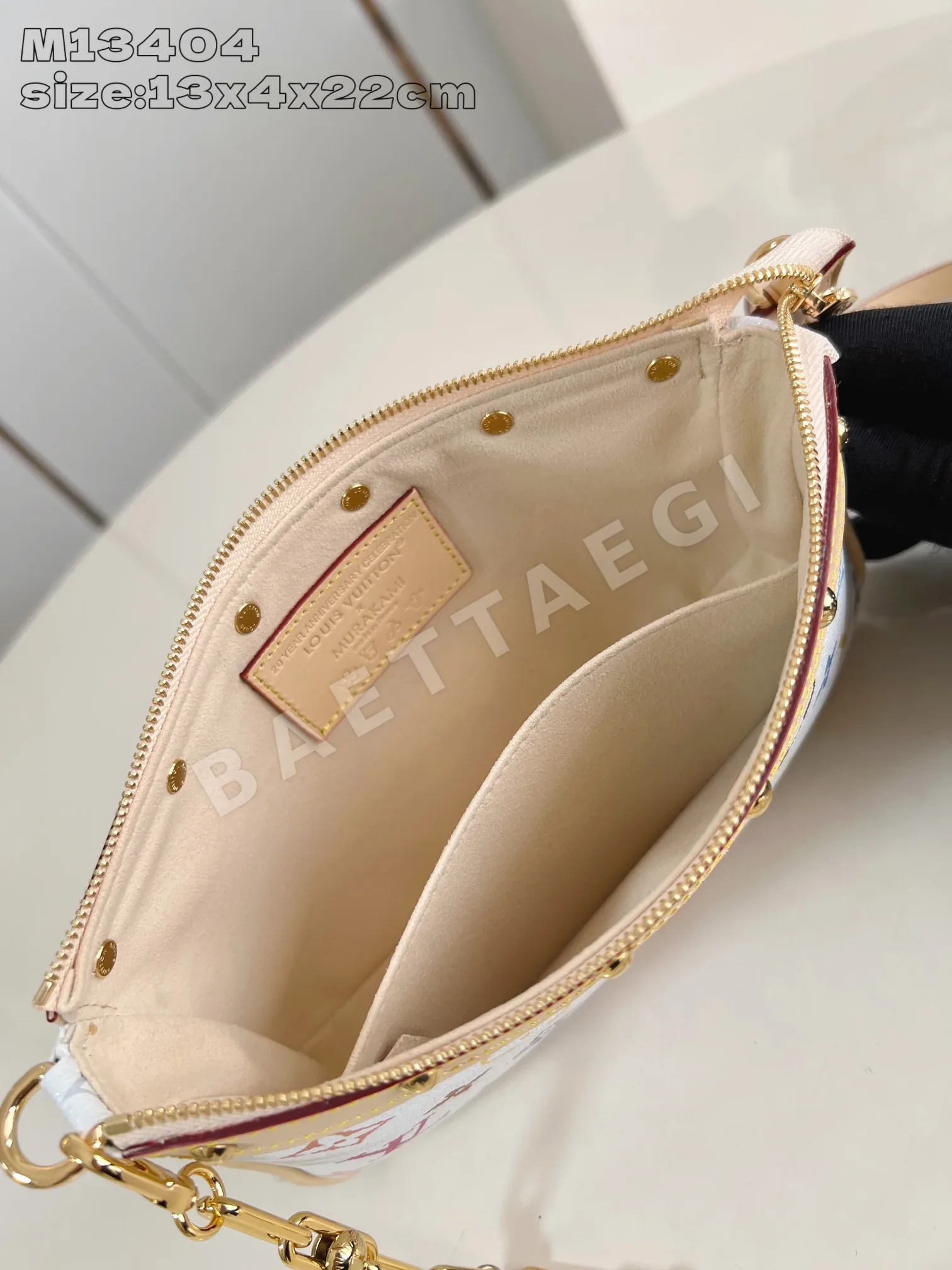 루이비통 M13404 화이트 포쉐트 핸드백 상세 이미지 8