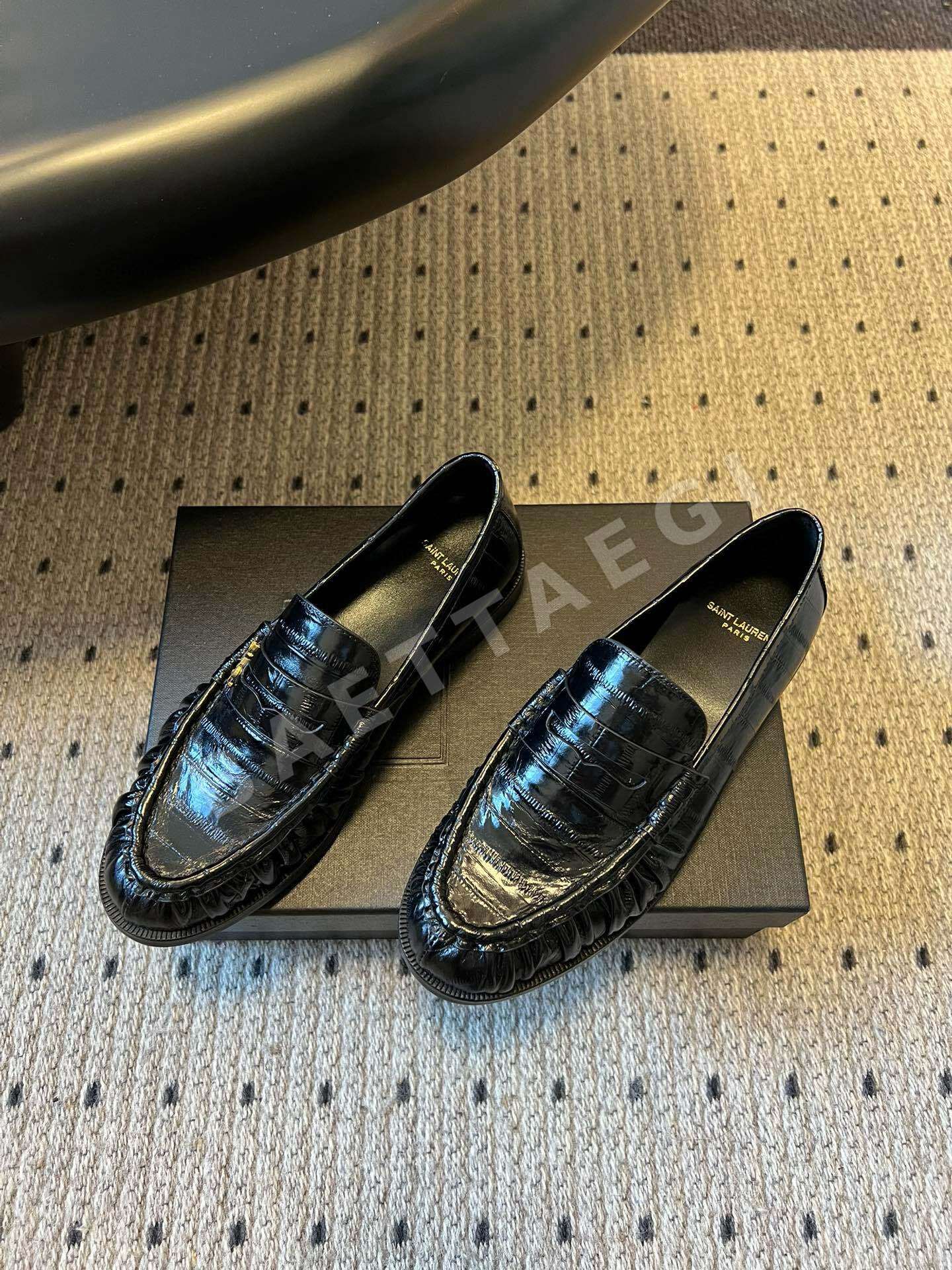 생로랑 메탈릭 YSL 로고 에나멜 로퍼 9380 상세 이미지 2