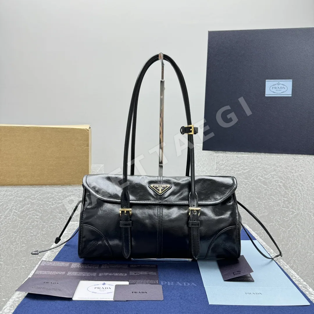 프라다 오일 왁스 블랙 소프트 플랩 핸드백 136598