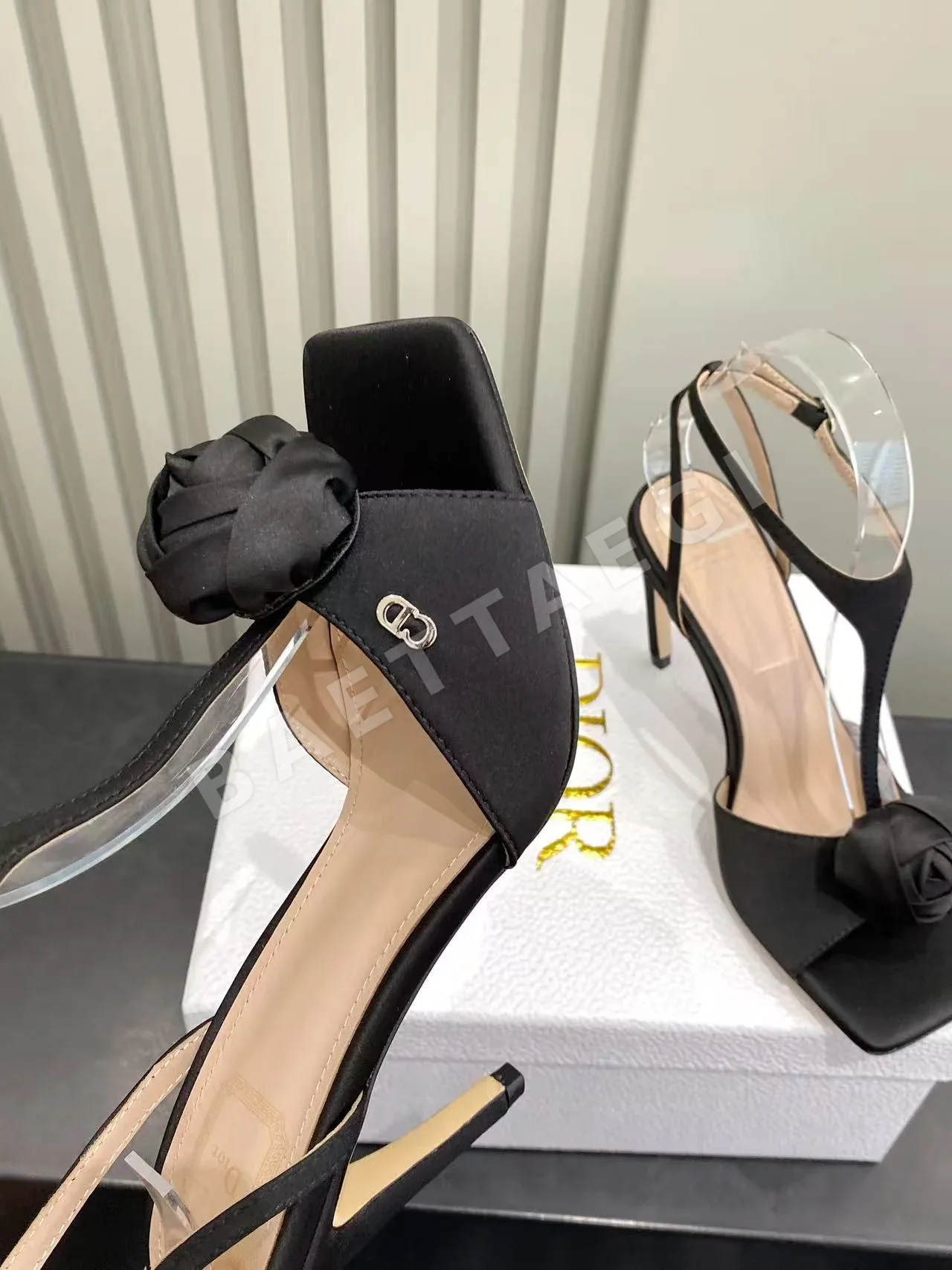 디올 카멜리아 새틴 T스트랩 샌들 상세 이미지 6