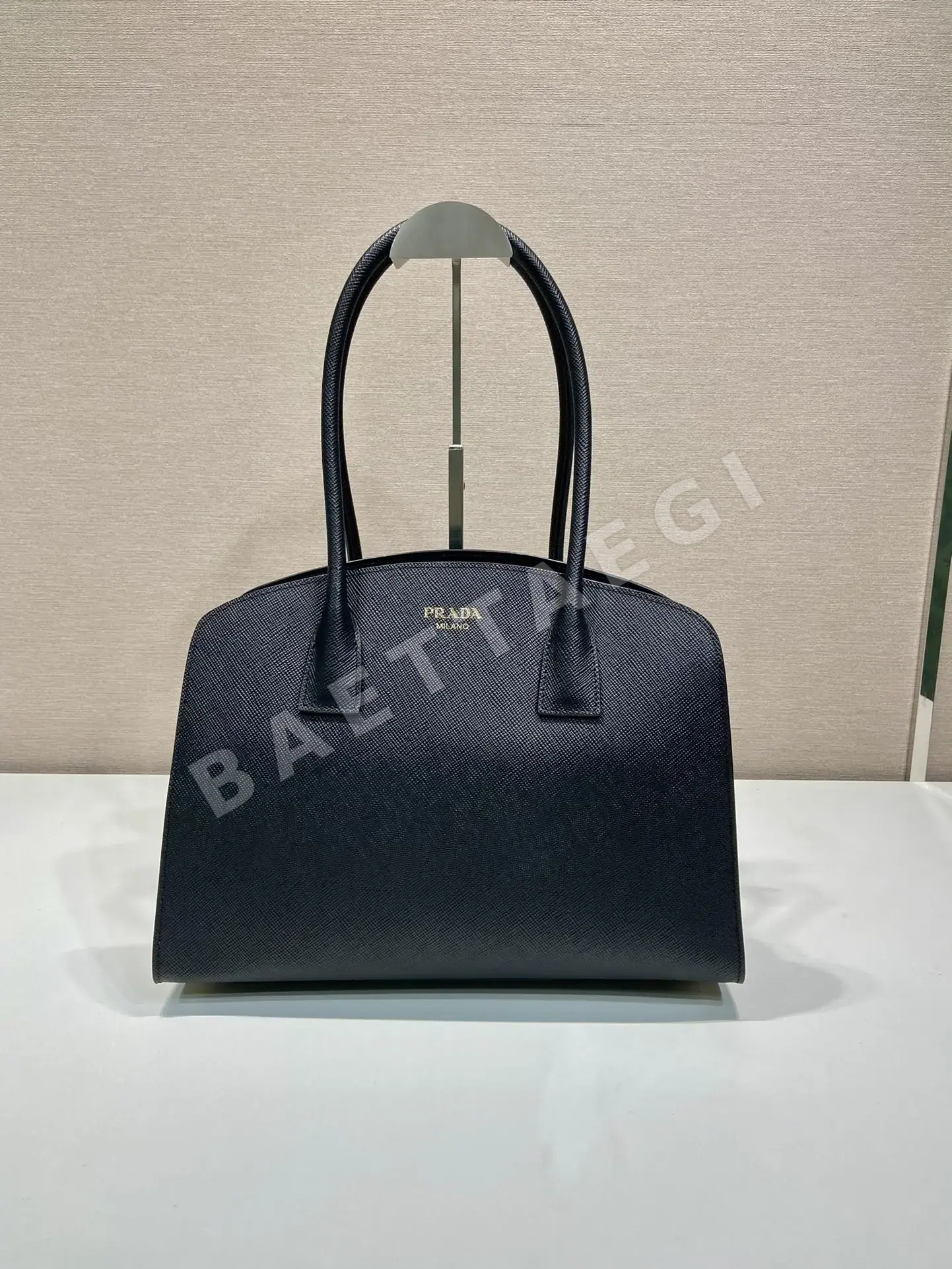 프라다 크로스그레인 가죽 토트백 1BG520