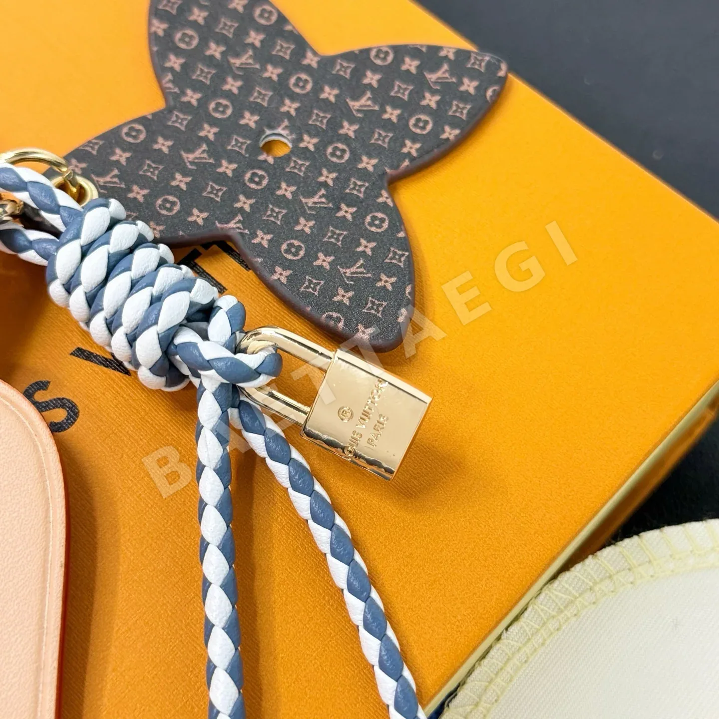 루이비통 LV 록 앤 블룸 가죽 러기지 태그 키링 상세 이미지 5