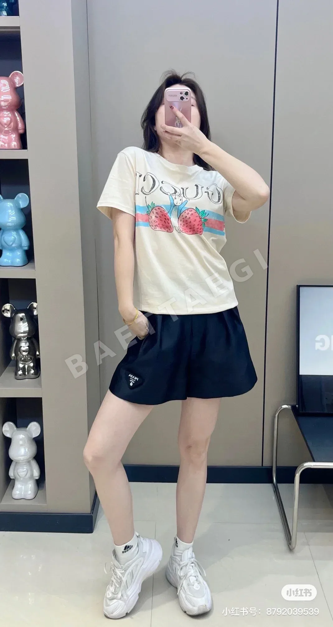 구찌 스트로베리 래빗 프린트 크루넥 반팔 티셔츠 상세 이미지 6