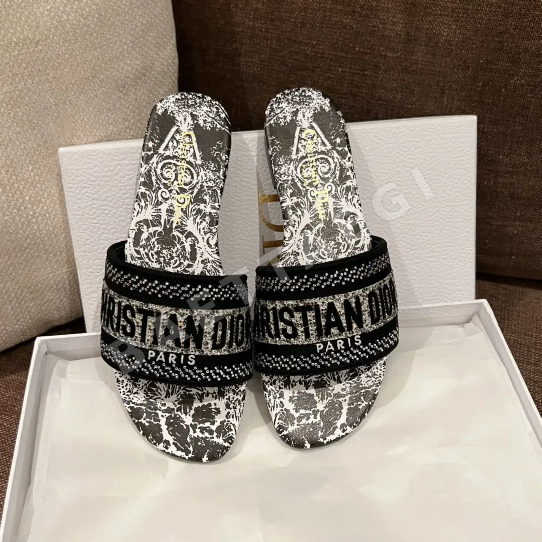 디올 디웨이 크리스탈 뚜왈 드 주이 슬라이드 블랙 화이트 신발