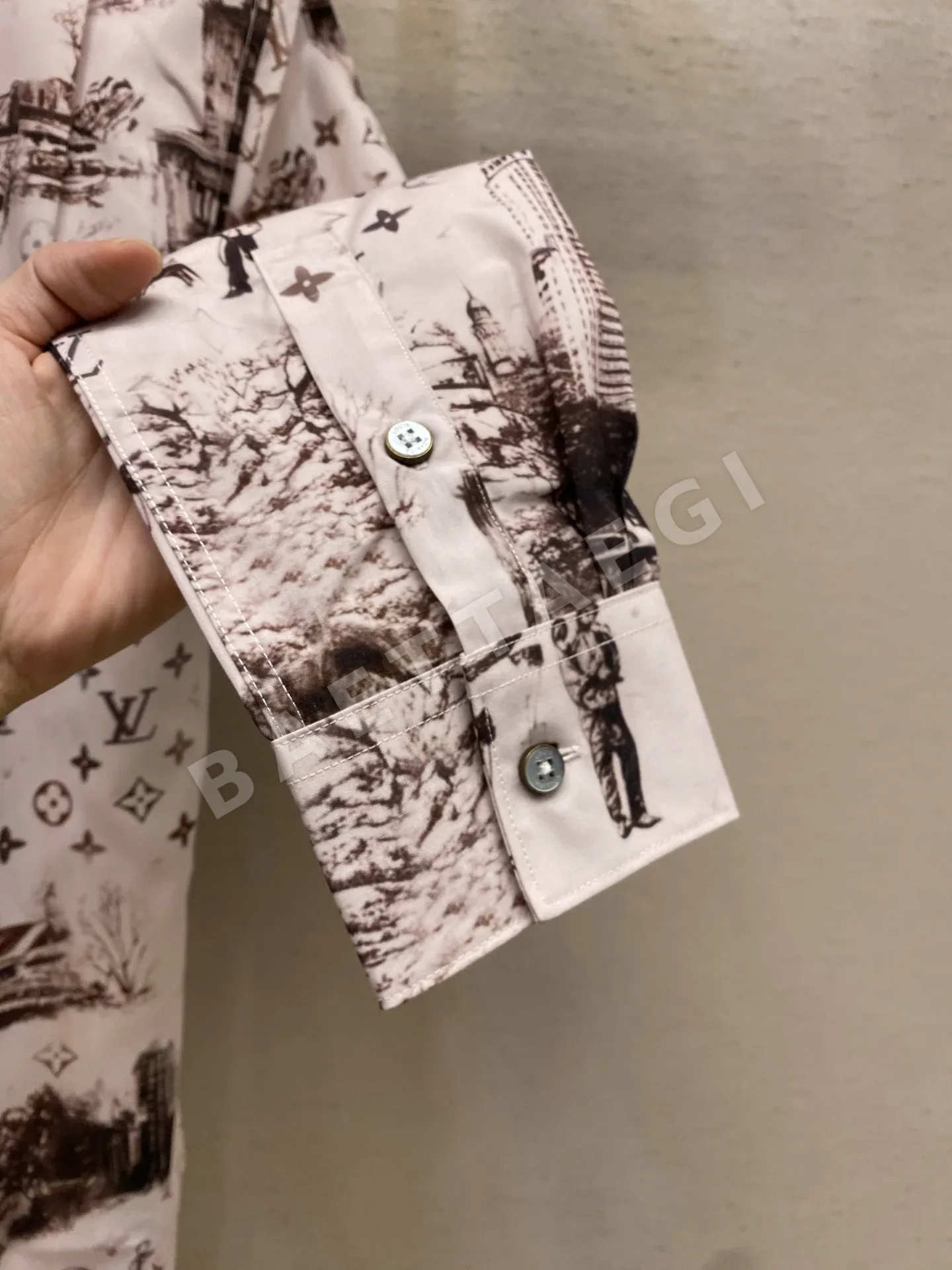 루이비통 모노그램 시티워크 프린트 실크 린넨 남성 긴팔 셔츠 상세 이미지 7