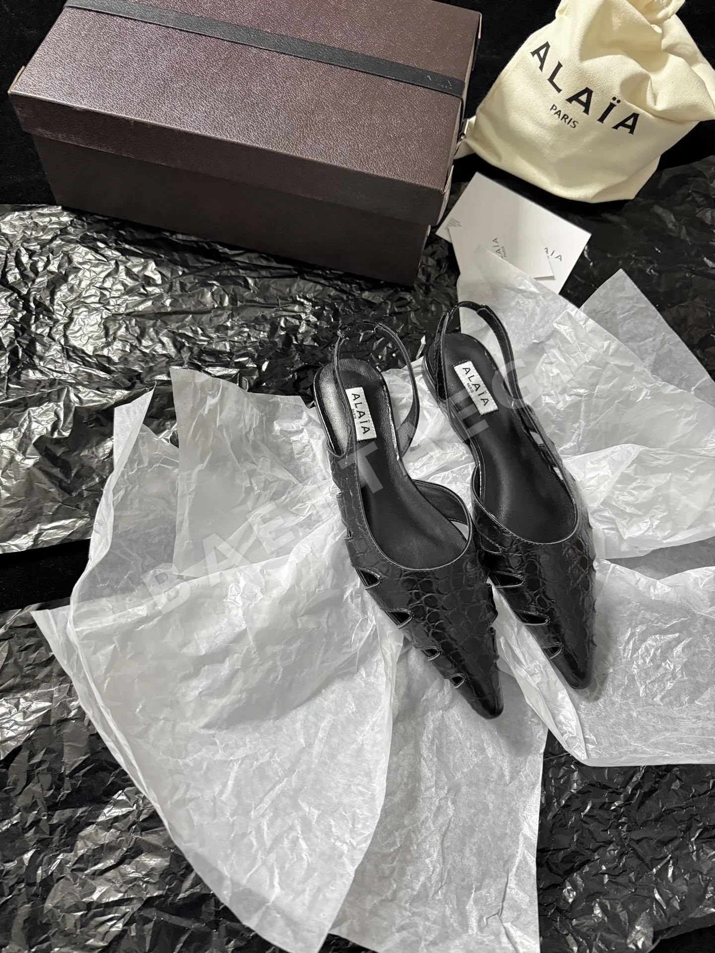 알라이아 스네이크스킨 포인티드 토 오픈백 샌들 121319