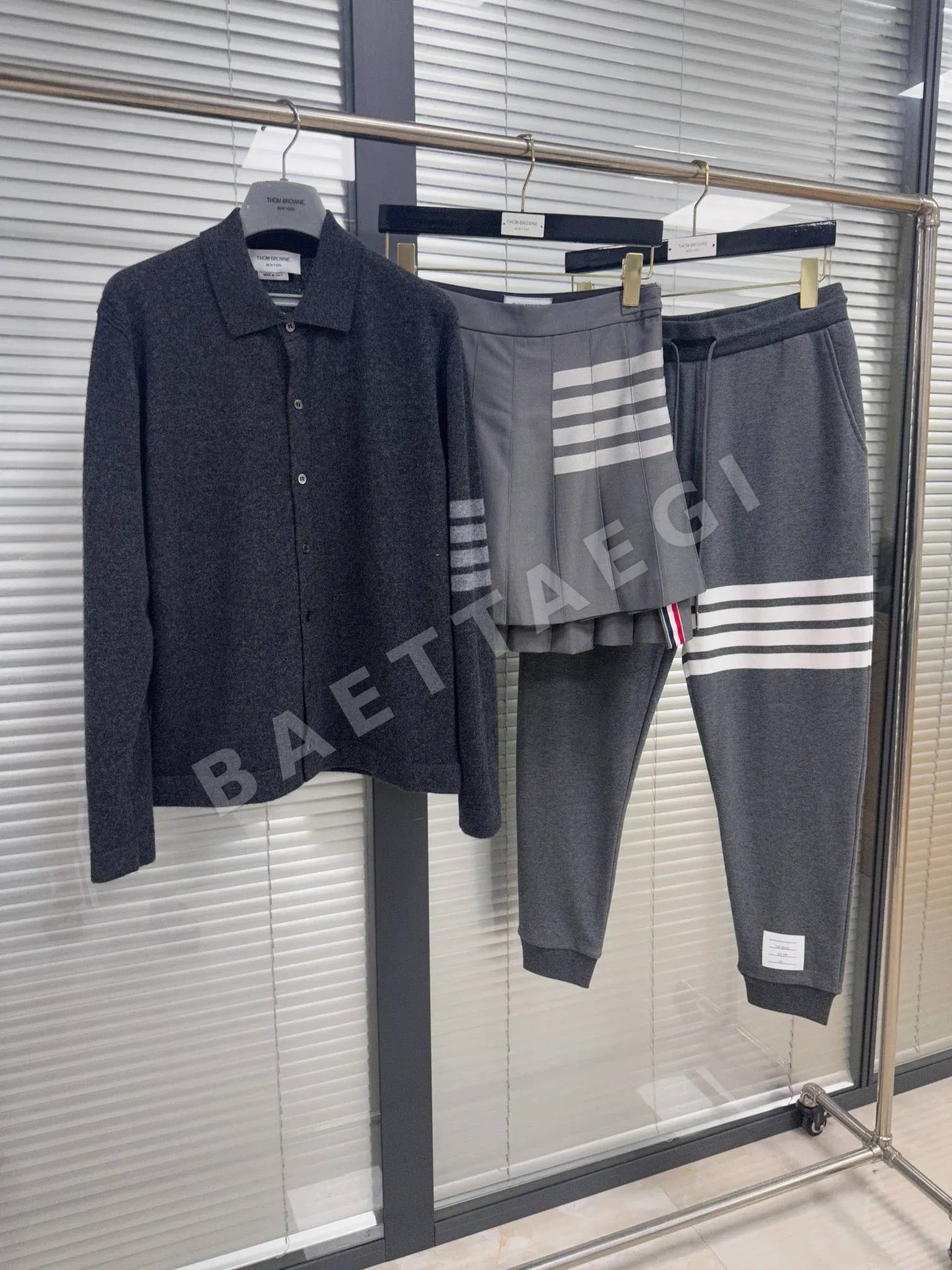 톰브라운 캐시미어 그레이 4바 스트라이프 폴로 카라 니트 상세 이미지 2