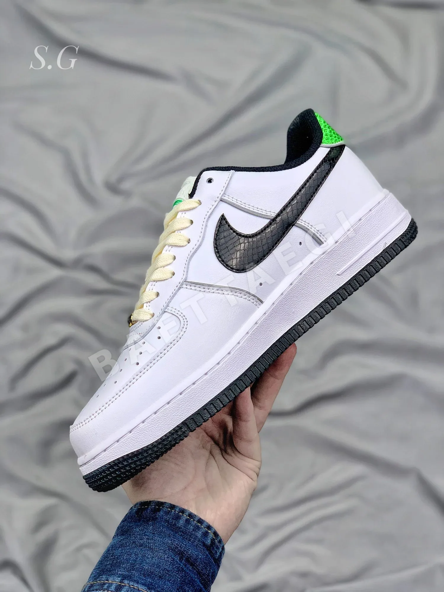나이키포스 에어 포스 1 로우 스네이크스킨 신발 DV1492-101 상세 이미지 4