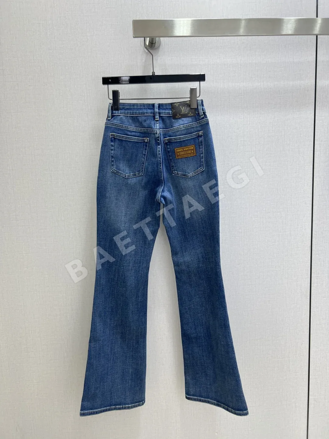 루이비통 자수 로고 플레어 데님 여성 바지 상세 이미지 9