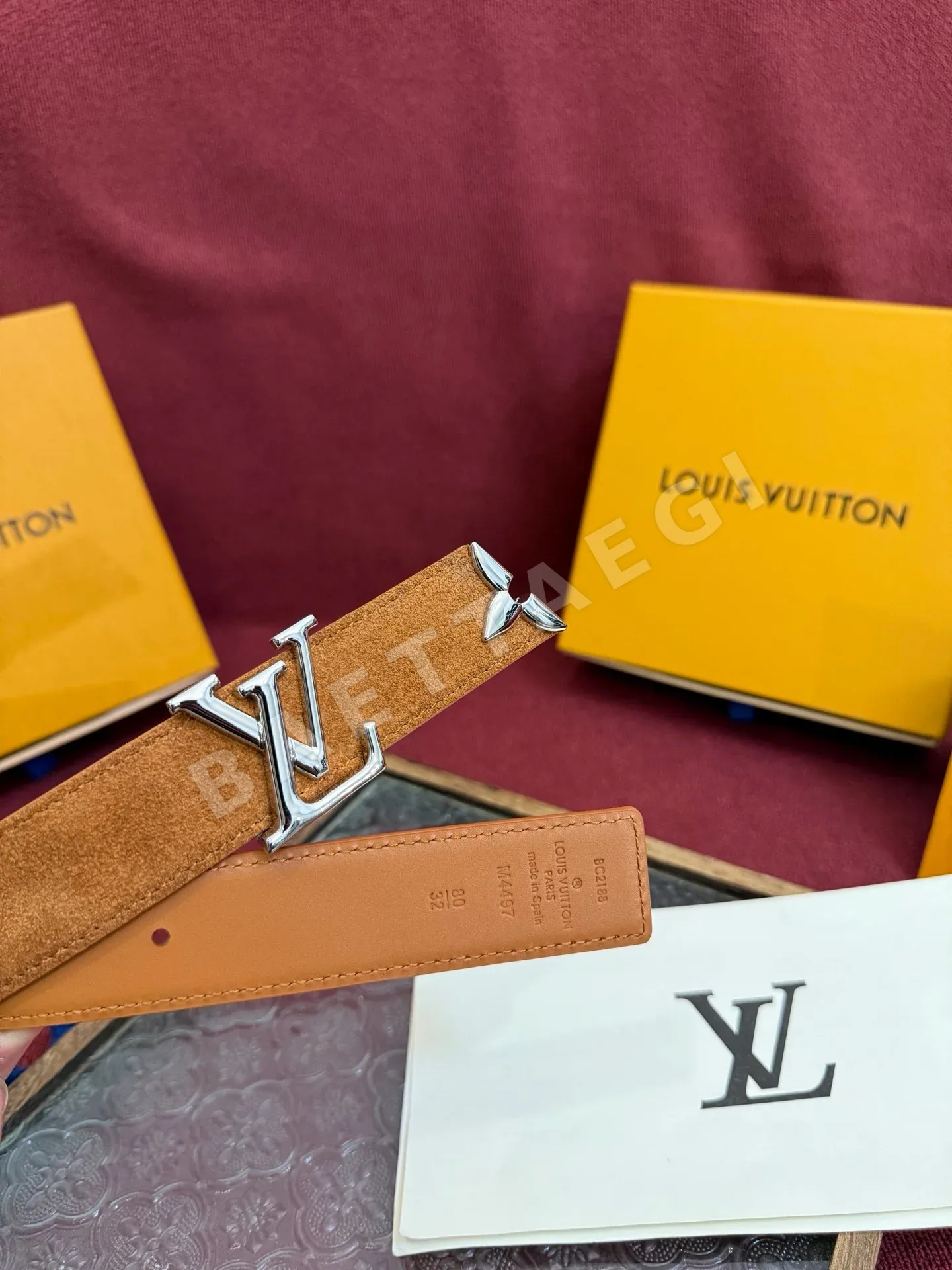 루이비통 LV 이니셜 골드 메탈 버클 스웨이드 벨트 상세 이미지 8