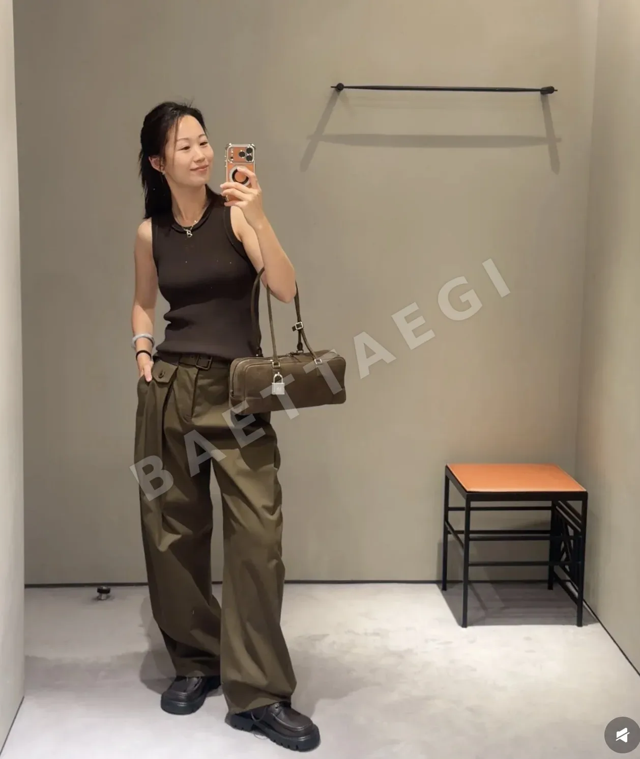 로에베 클래식 로고 자수 여성 반팔 티셔츠 상세 이미지 5