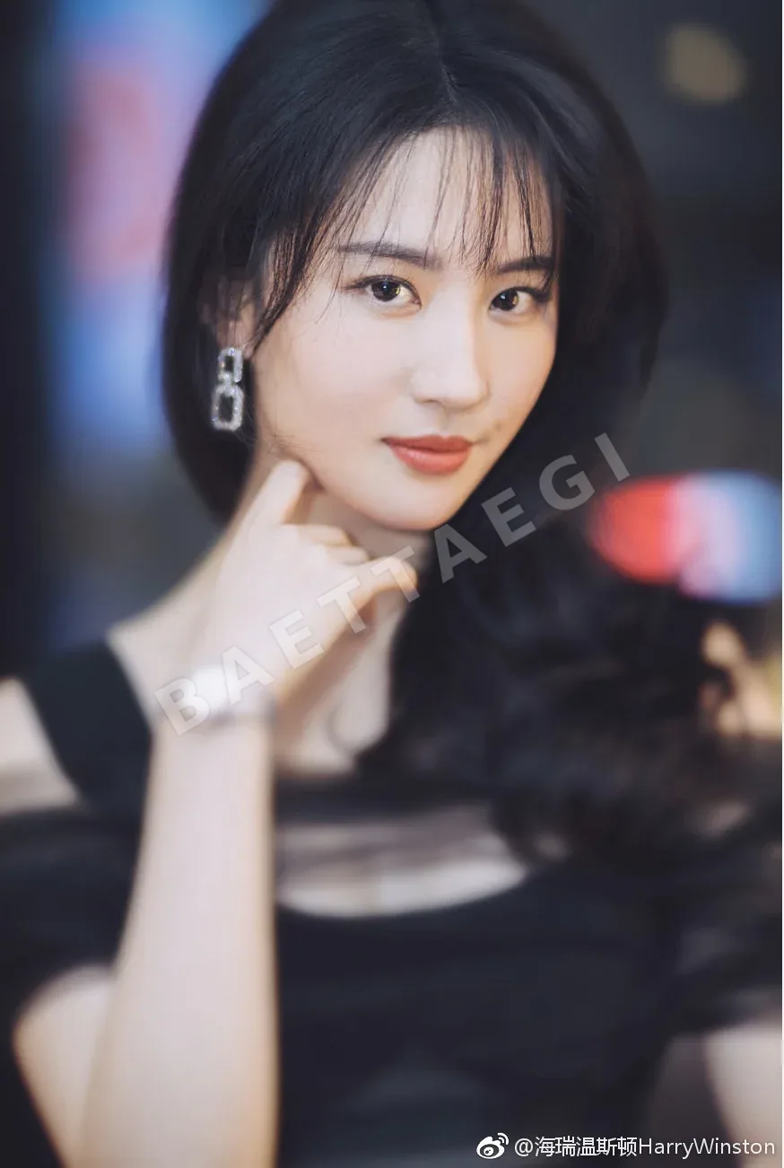 해리윈스턴 스퀘어 다이아몬드 스터드 귀걸이 상세 이미지 3