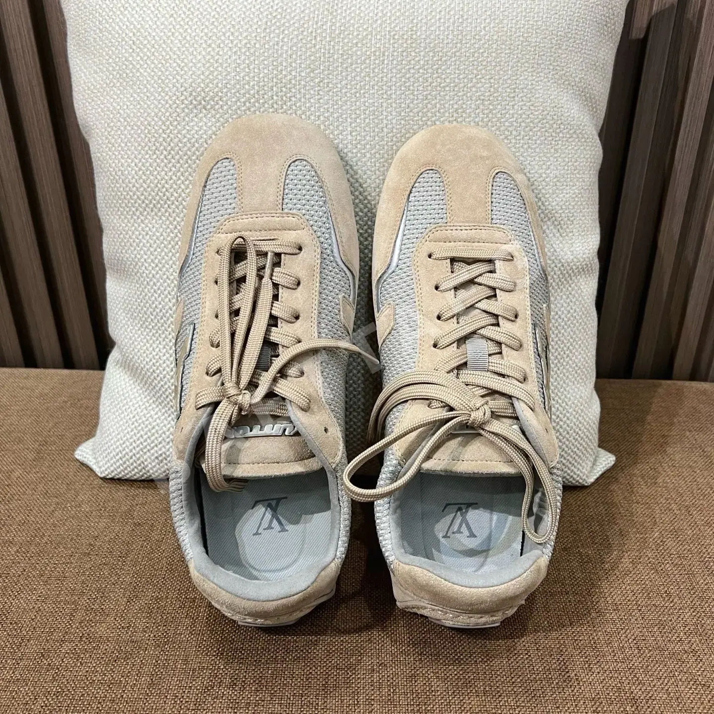 루이비통 스니커즈 스웨이드 가죽 LV 로고 187709