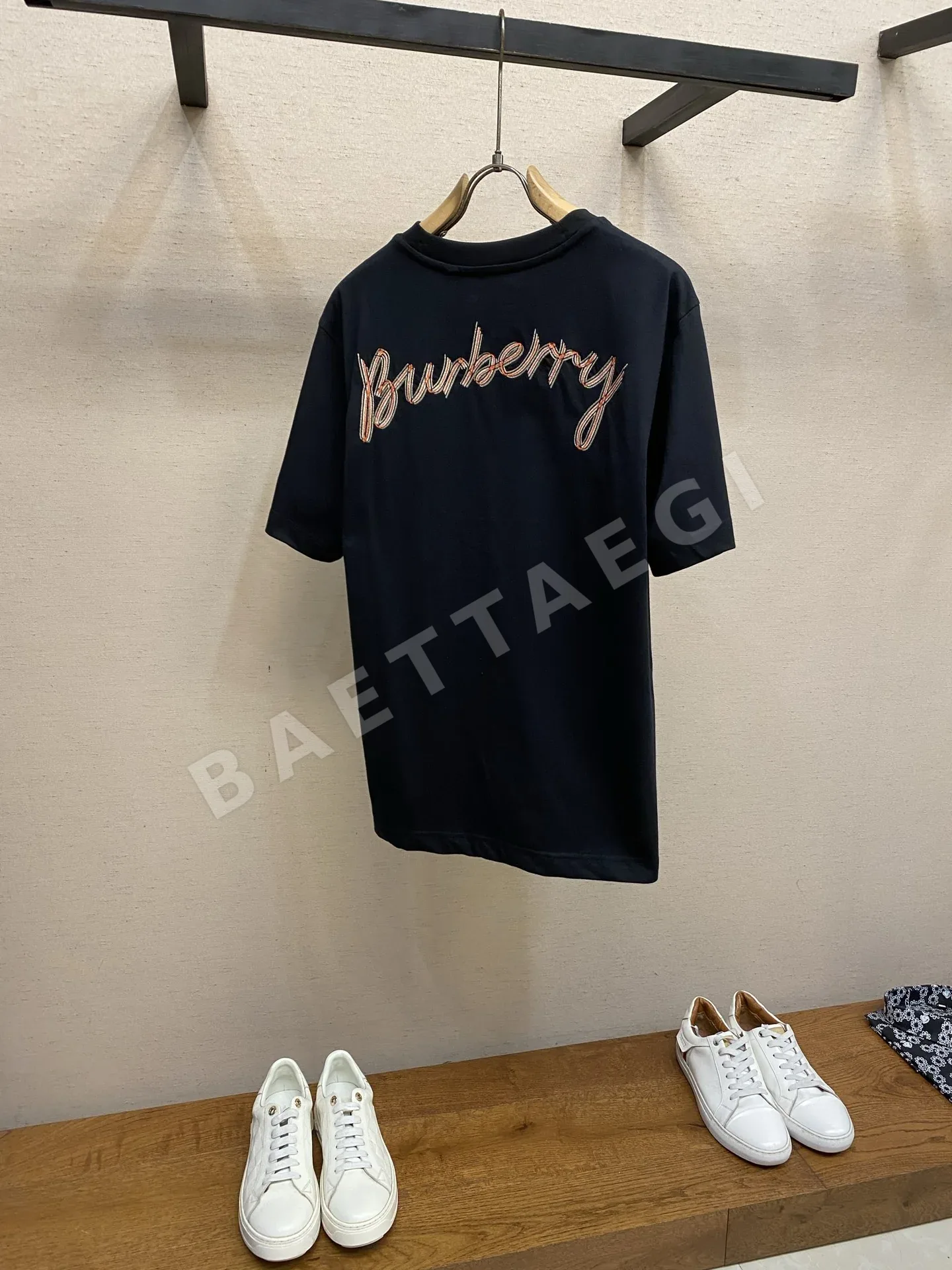 버버리 필기체 로고 크루넥 남성 반팔 티셔츠 상세 이미지 2