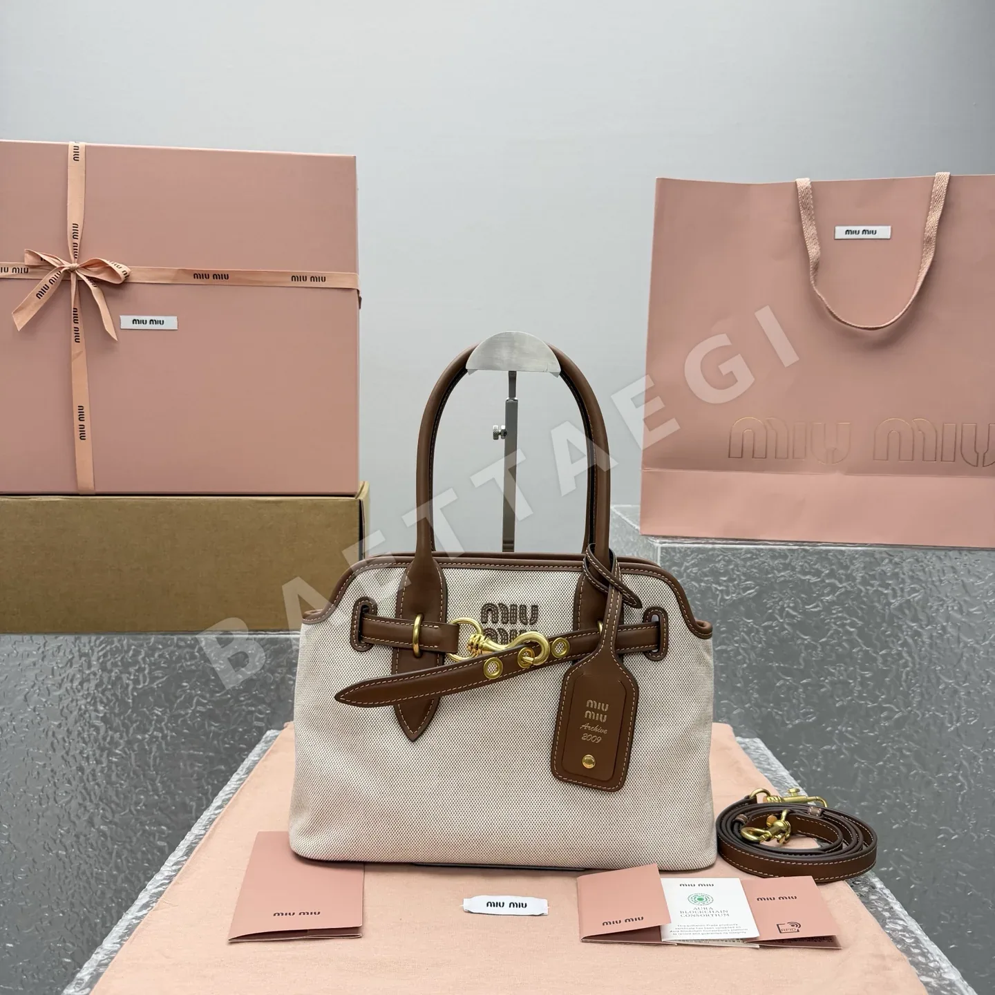 미우미우 어드벤처 미니 캔버스 크로스바디 가방 68506