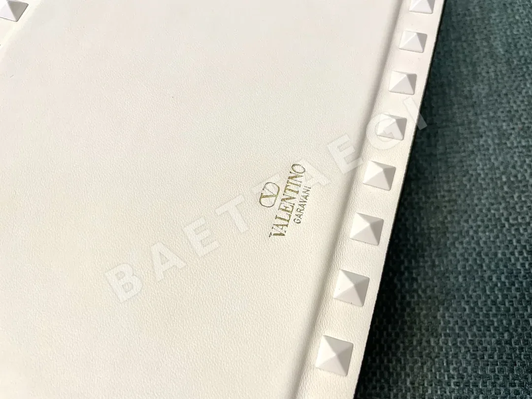 발렌티노 가라바니 락스터드 카프스킨 토트백 상세 이미지 9