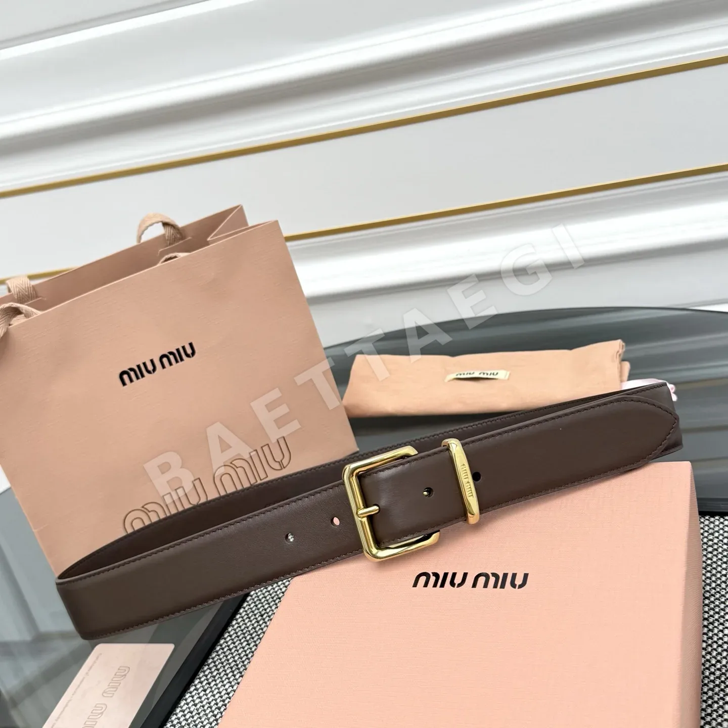 미우미우 각인 메탈 로고 송아지가죽 여성 벨트 57909