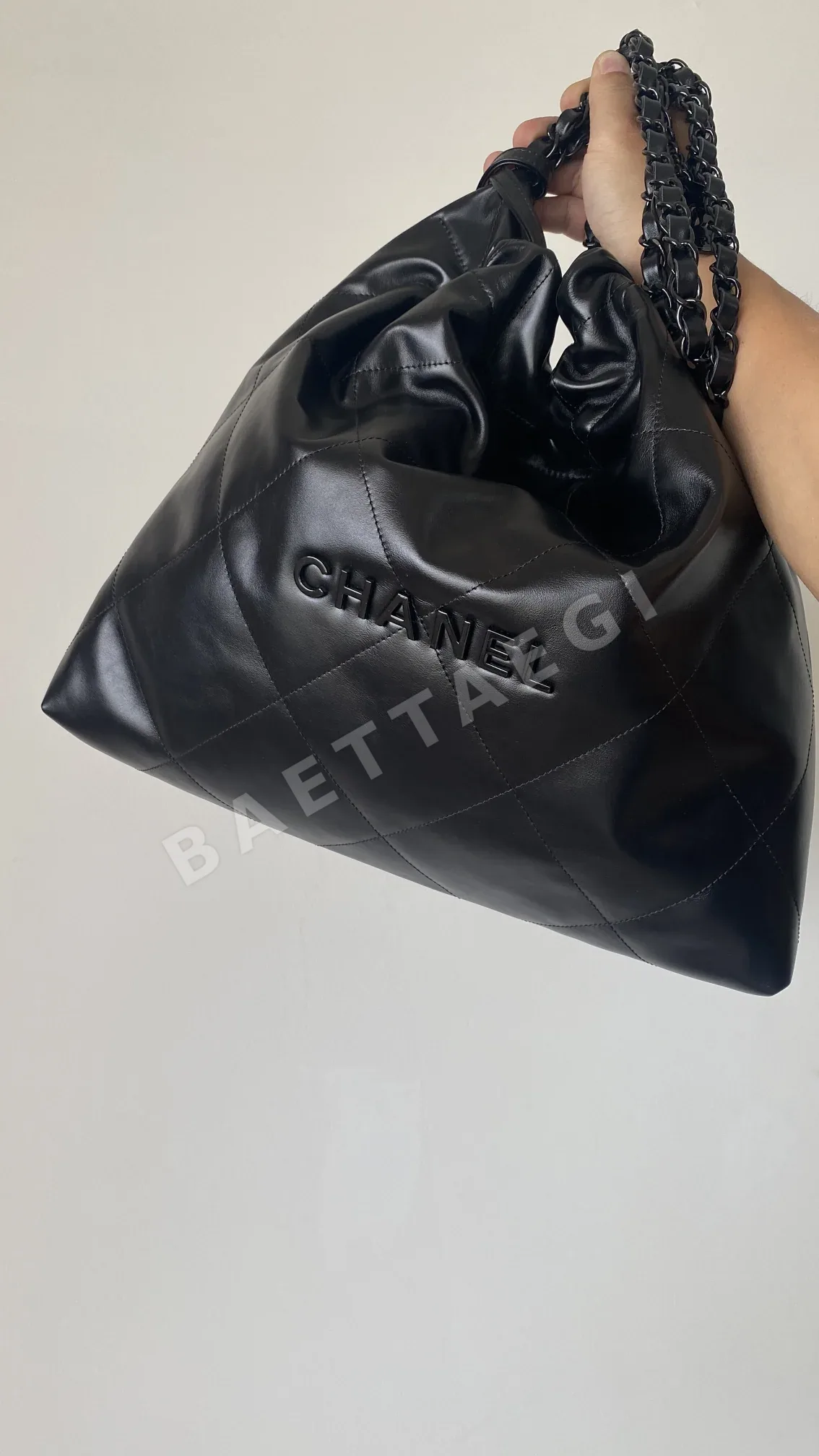 샤넬 22백 올 블랙 몬테벨로 송아지가죽 미디엄 가방 상세 이미지 2