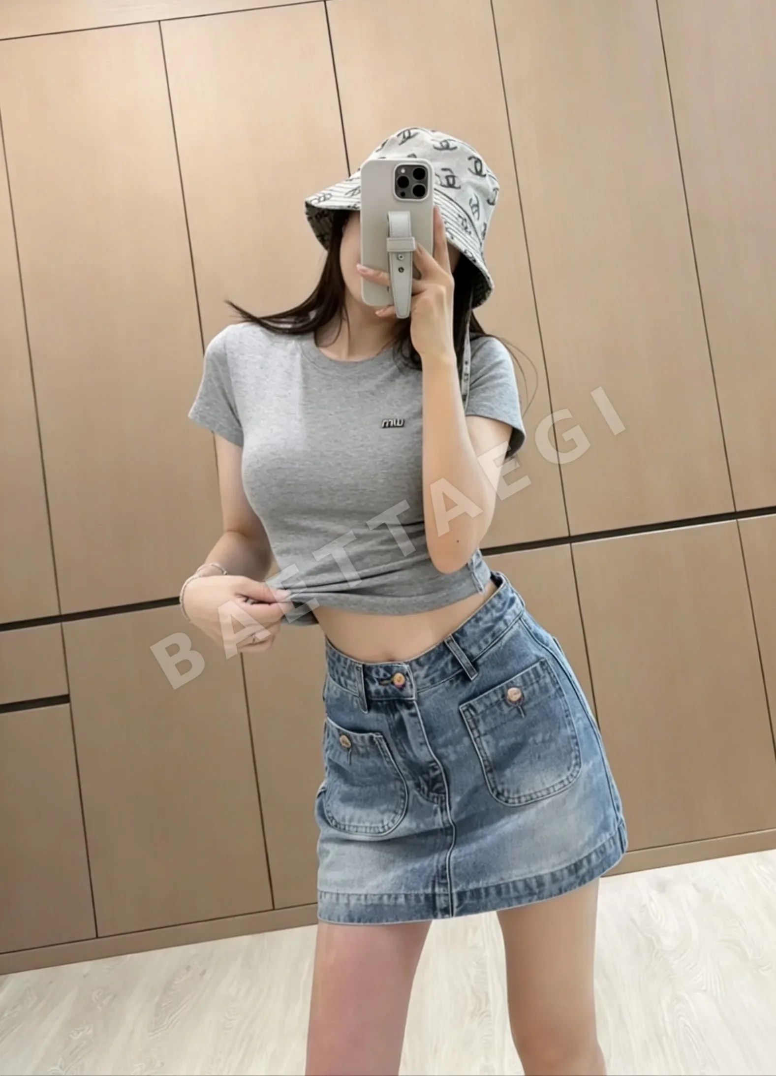 미우미우 라인스톤 로고 반팔 티셔츠 상세 이미지 17