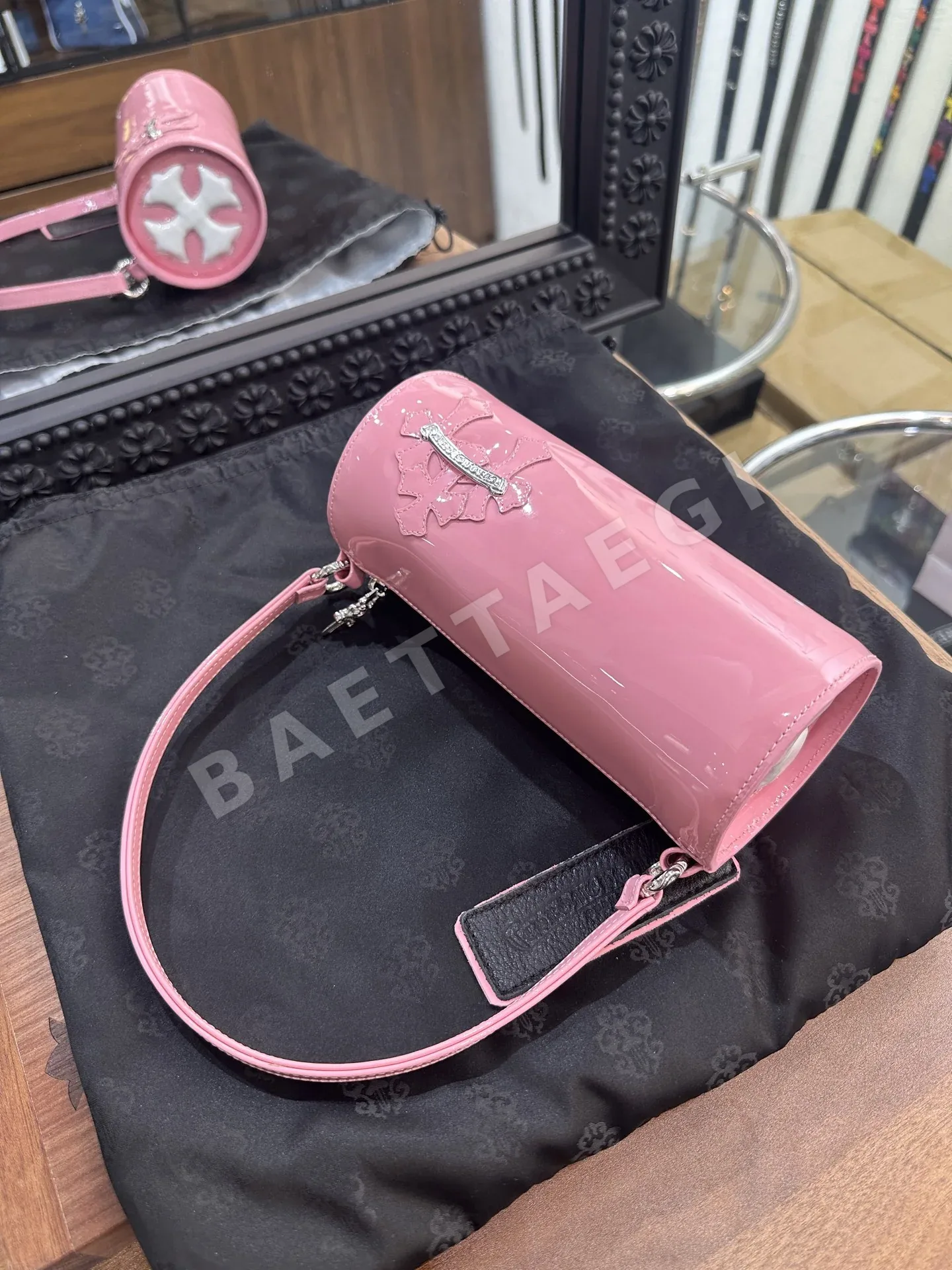 크롬하츠 핑크 페이턴트 미니 버킷백 상세 이미지 2