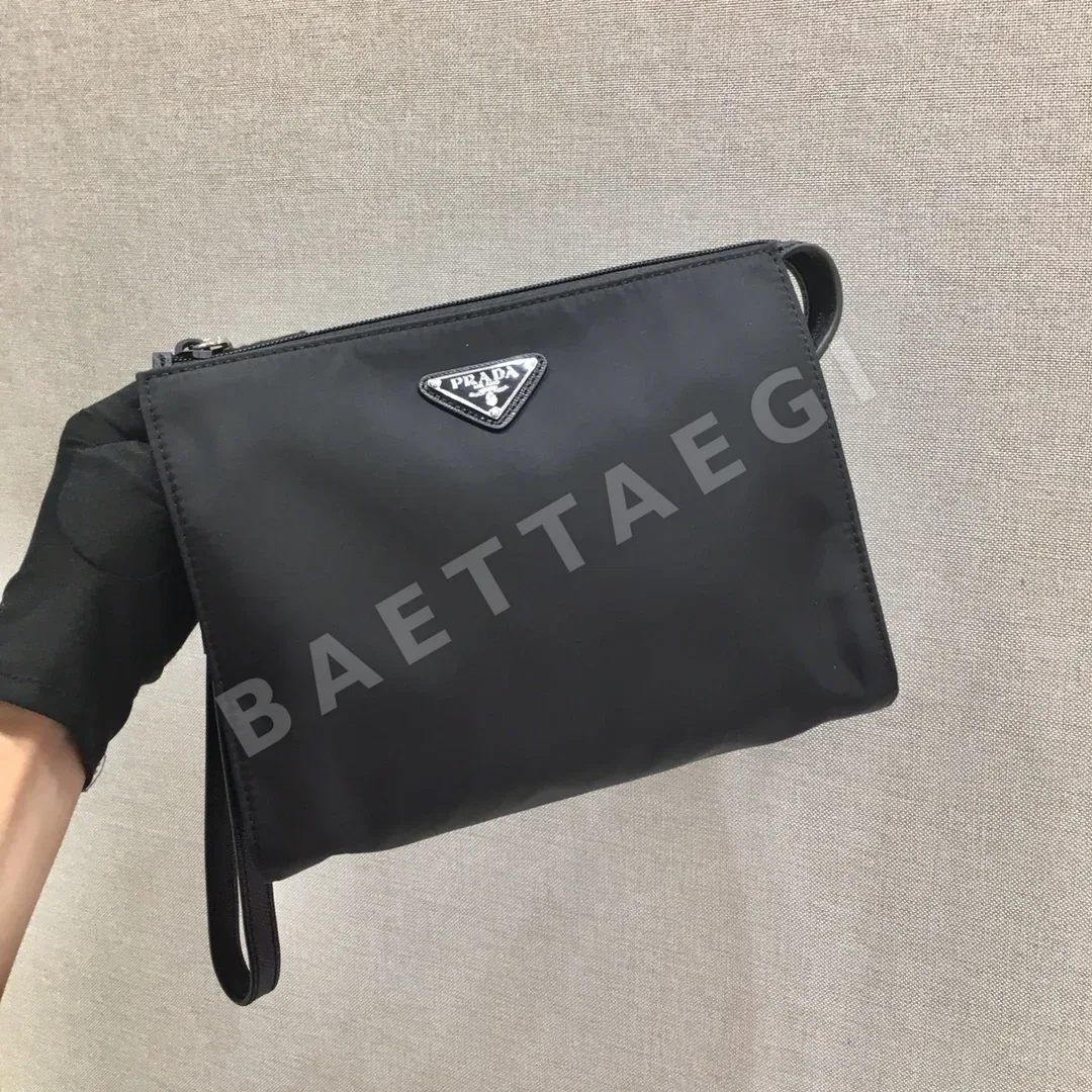 프라다 삼각 라벨 나일론 클러치백 2NE789