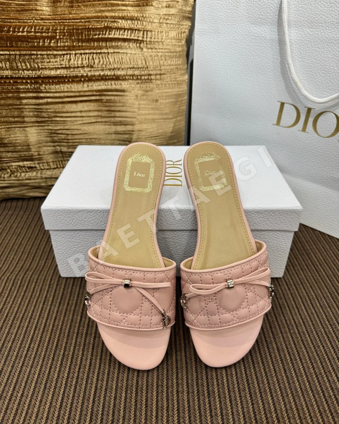 디올 카나주 램스킨 퀼팅 샌들 80103