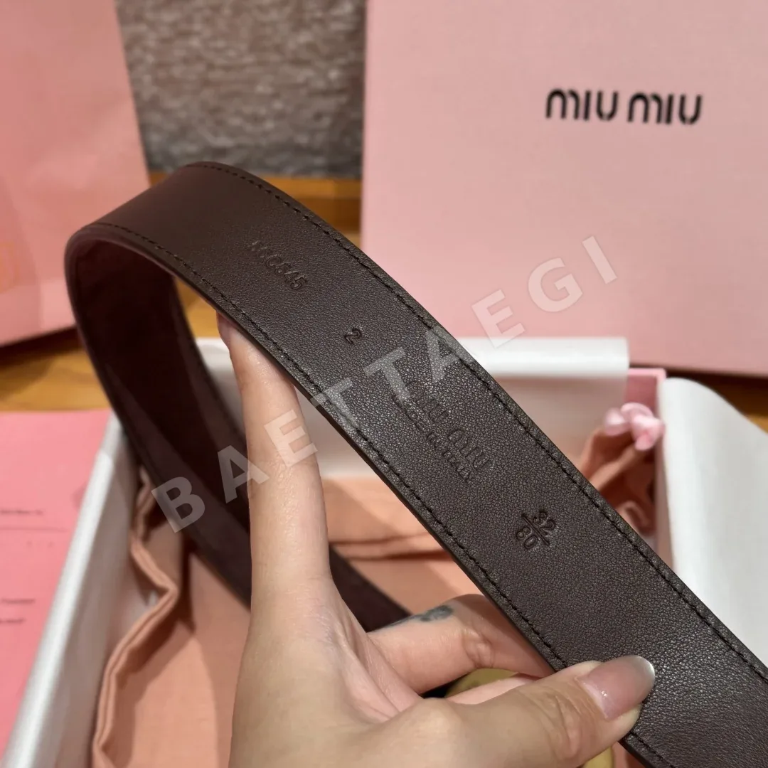 미우미우 각인 메탈 로고 가죽 스웨이드 벨트 상세 이미지 9