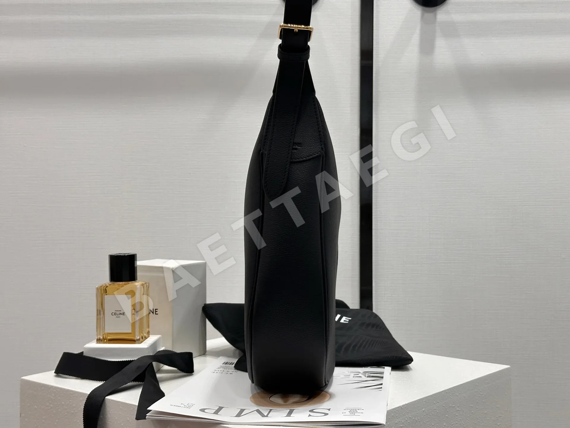셀린느 블랙 카프스킨 지퍼 숄더백 상세 이미지 4