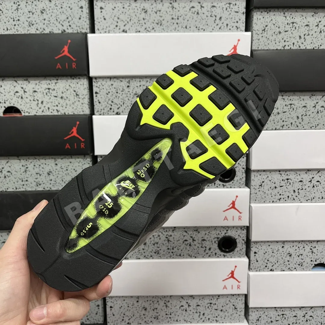 나이키 [GX] 에어 맥스 95 OG 그레이 그린 HM4740-001 201229 Nike Air Max 95 OG Big Bubble Neon 상세 이미지 4