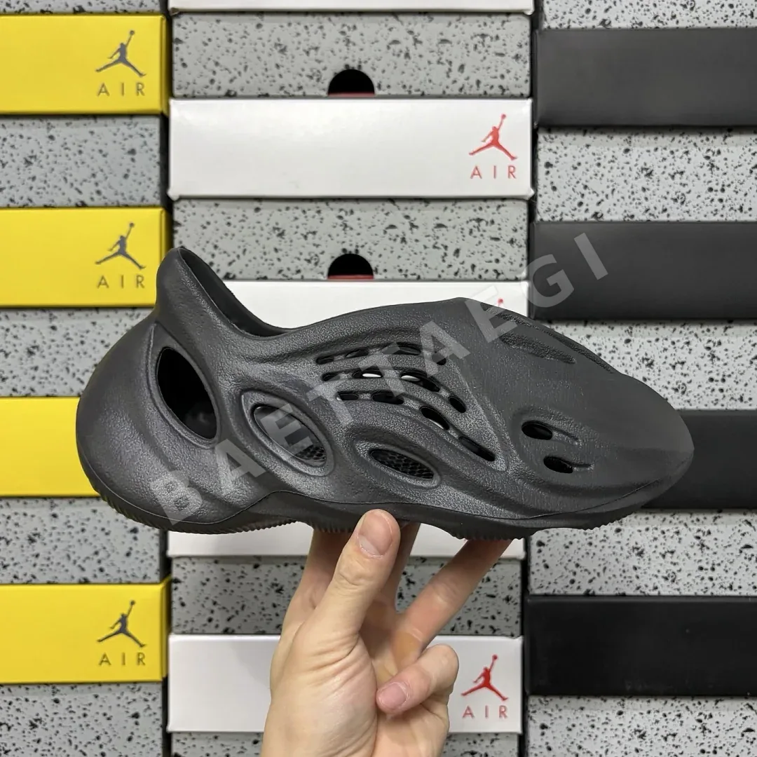 아디다스 [LW] 이지 폼 RNR HP8739 200634 Adidas Yeezy Foam RNR Onyx 상세 이미지 2