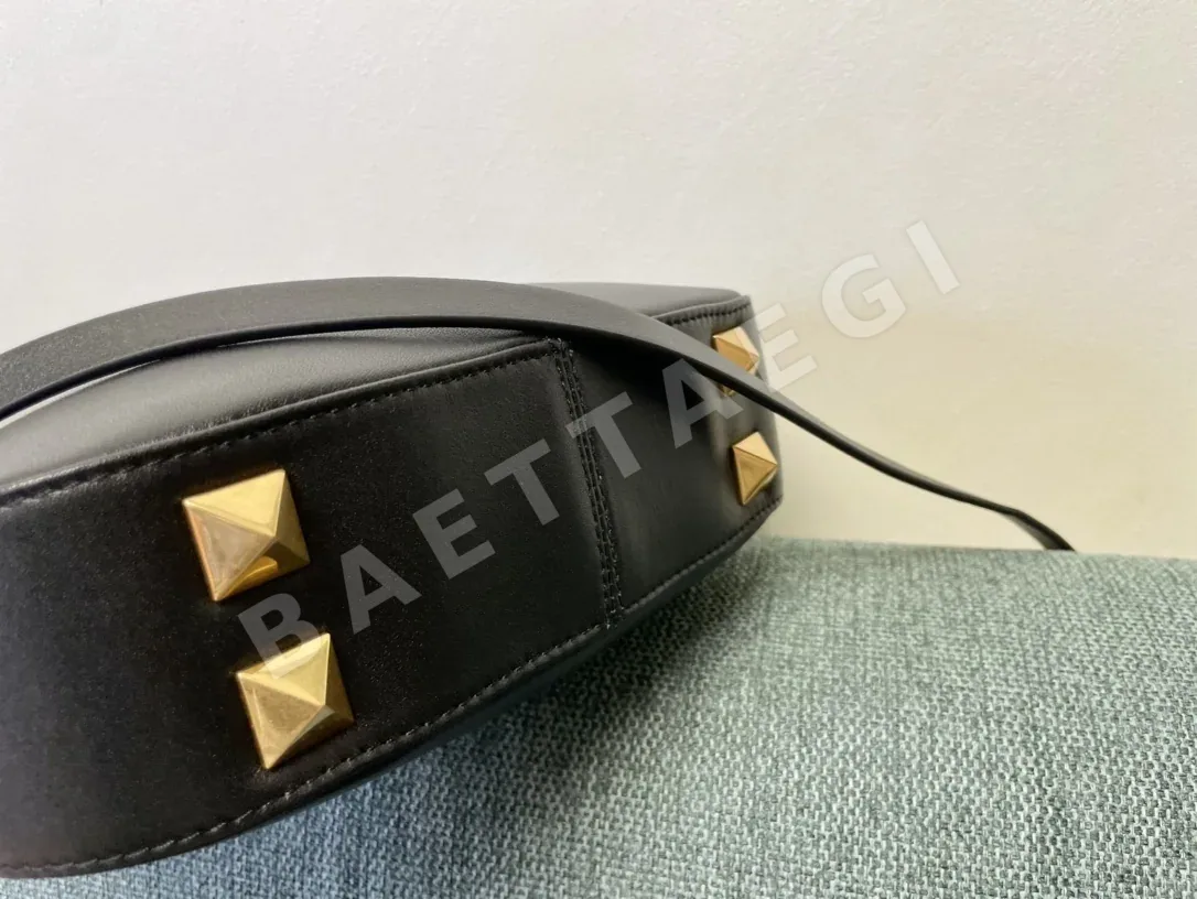 발렌티노 스터드 카프스킨 호보 가방 상세 이미지 5