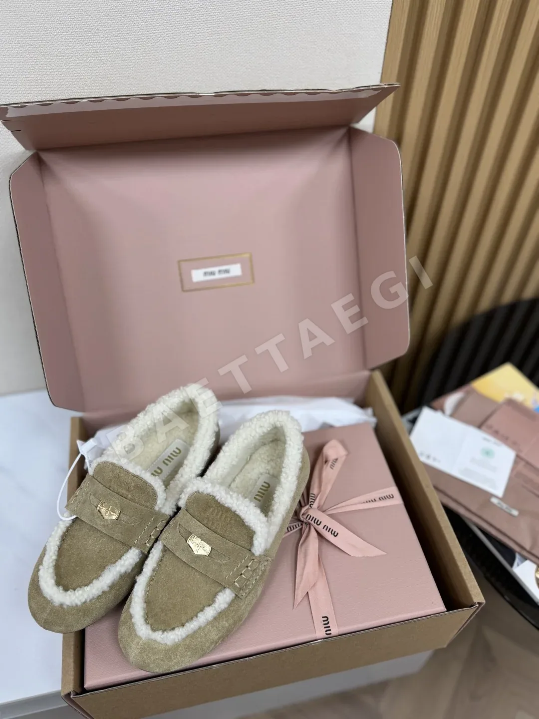 미우미우 스웨이드 퍼 로퍼 93355