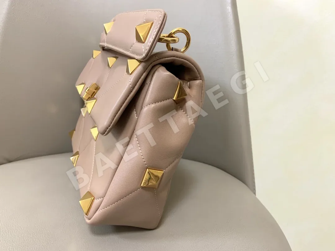 발렌티노 다이아몬드 패턴 램스킨 체인 숄더백 상세 이미지 9