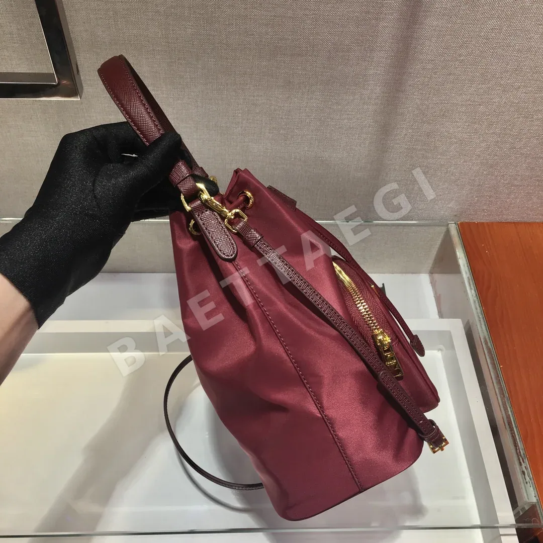 프라다 나일론 크로스백 1BH038 상세 이미지 5